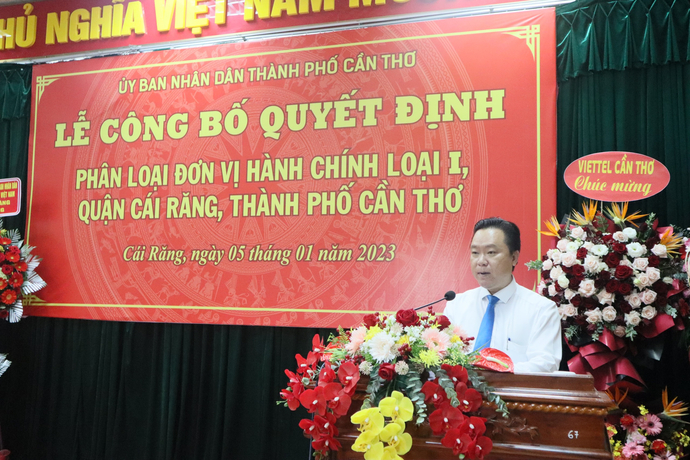 Ông Nguyễn Quốc Cường - Phó Bí thư quận ủy, Chủ tịch UBND quận Cái Răng phát biểu tại lễ công bố quyết định.