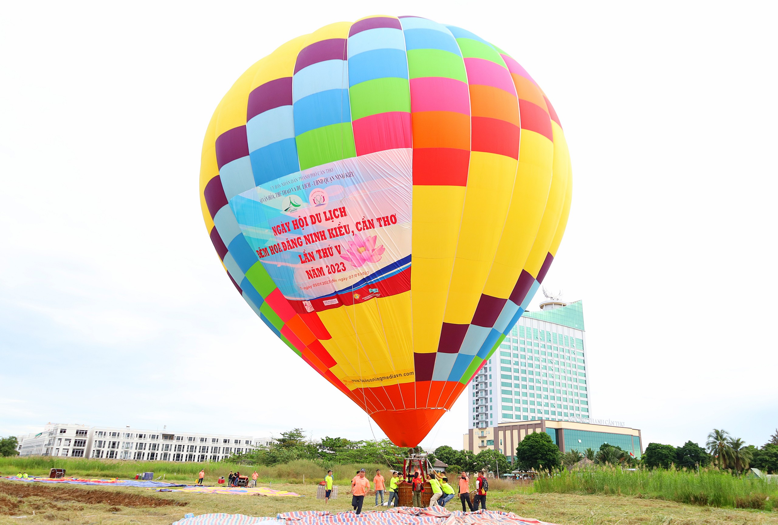 Lần đầu tiên tại TP. Cần Thơ diễn ra chương trình biểu diễn khinh khí cầu nên dự kiến sẽ thu hút được nhiều người dân và du khách quan tâm.