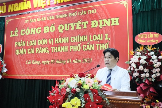 Bí thư quận uỷ Nguyễn Văn Sử phát biểu tại buổi lễ.