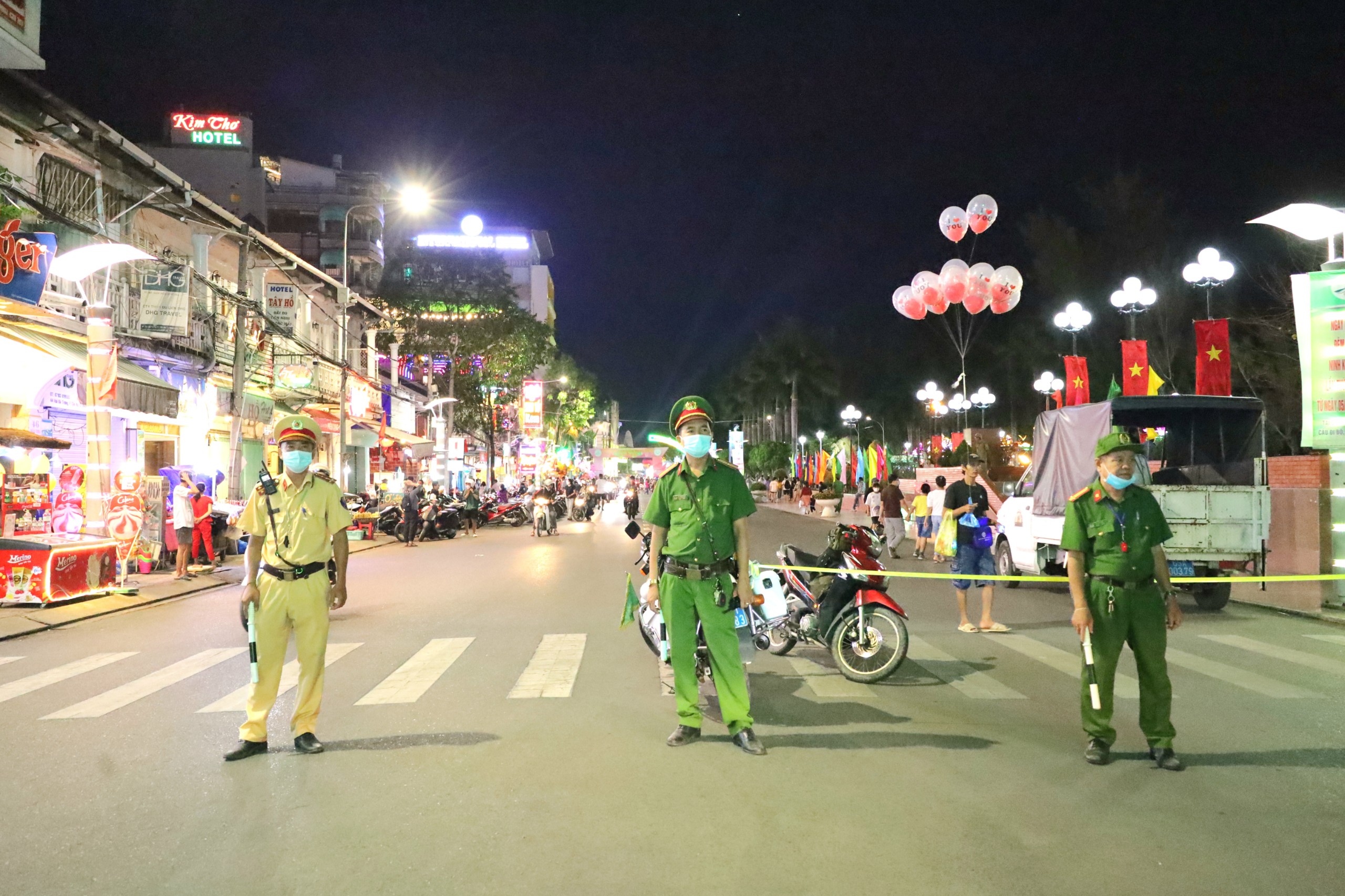 Lực lượng công an quận Ninh Kiều tham gia đảm bảo ATGT, ANTT tại ngày hội.