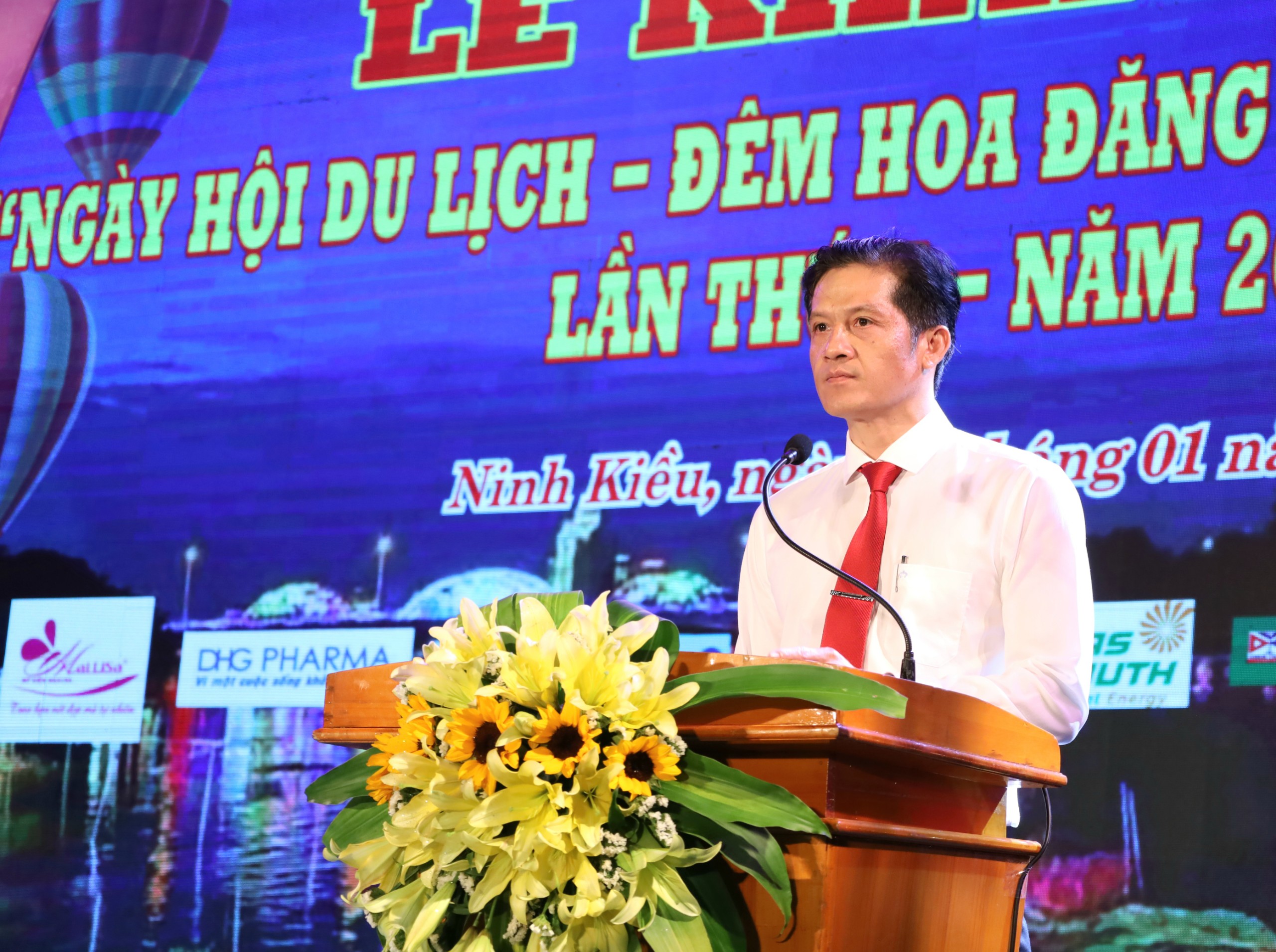 Ông Huỳnh Trung Trứ - Chủ tịch UBND quận Ninh Kiều, TP. Cần Thơ phát biểu khai mạc ngày hội.