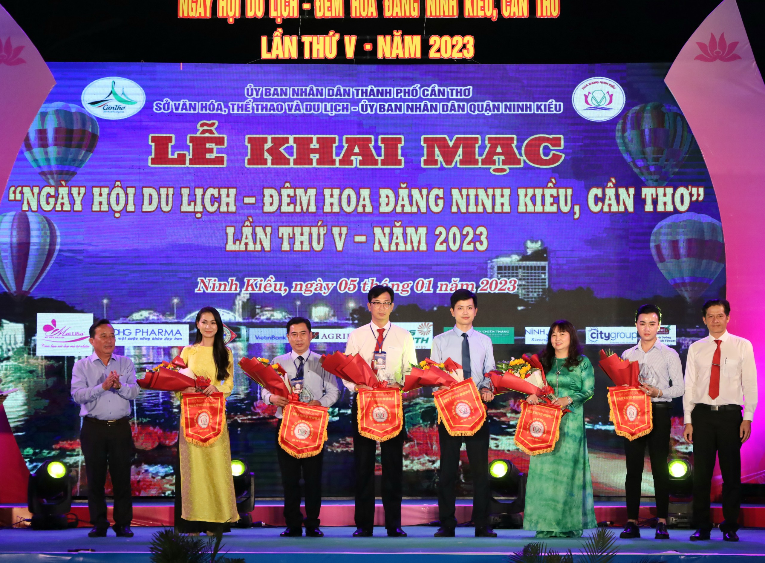 Ông Nguyễn Tiền Phong - UVBTV Thành ủy, Bí thư Quận ủy Ninh Kiều và ông Huỳnh Trung Trứ - Chủ tịch UBND quận Ninh Kiều trao cờ lưu niệm và hoa cho các đơn vị tài trợ tổ chức ngày hội.