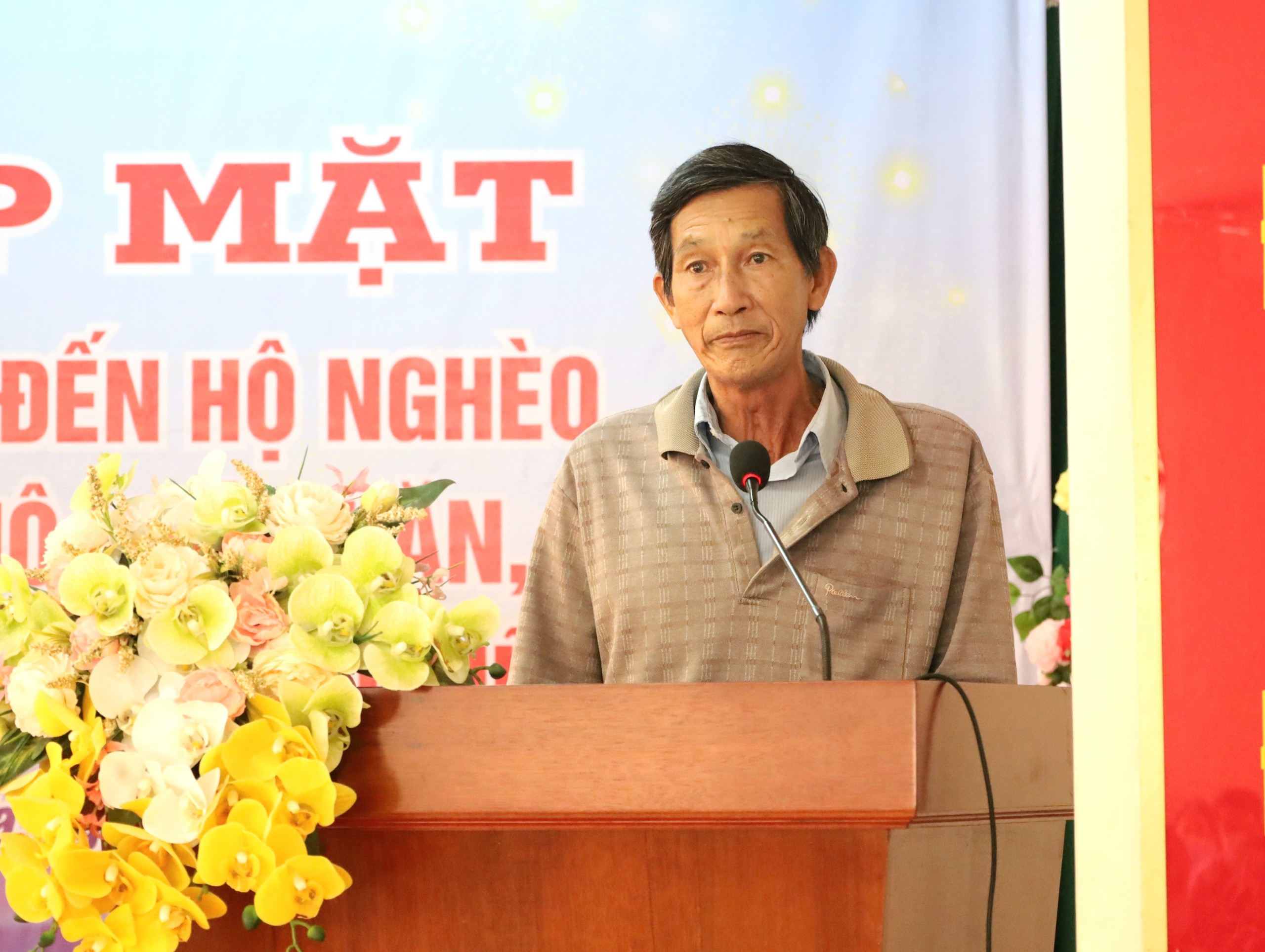 Ông Huỳnh Văn Lạc - phường Bùi Hữu Nghĩa - quận Bình Thủy phát biểu tại buổi họp mặt.