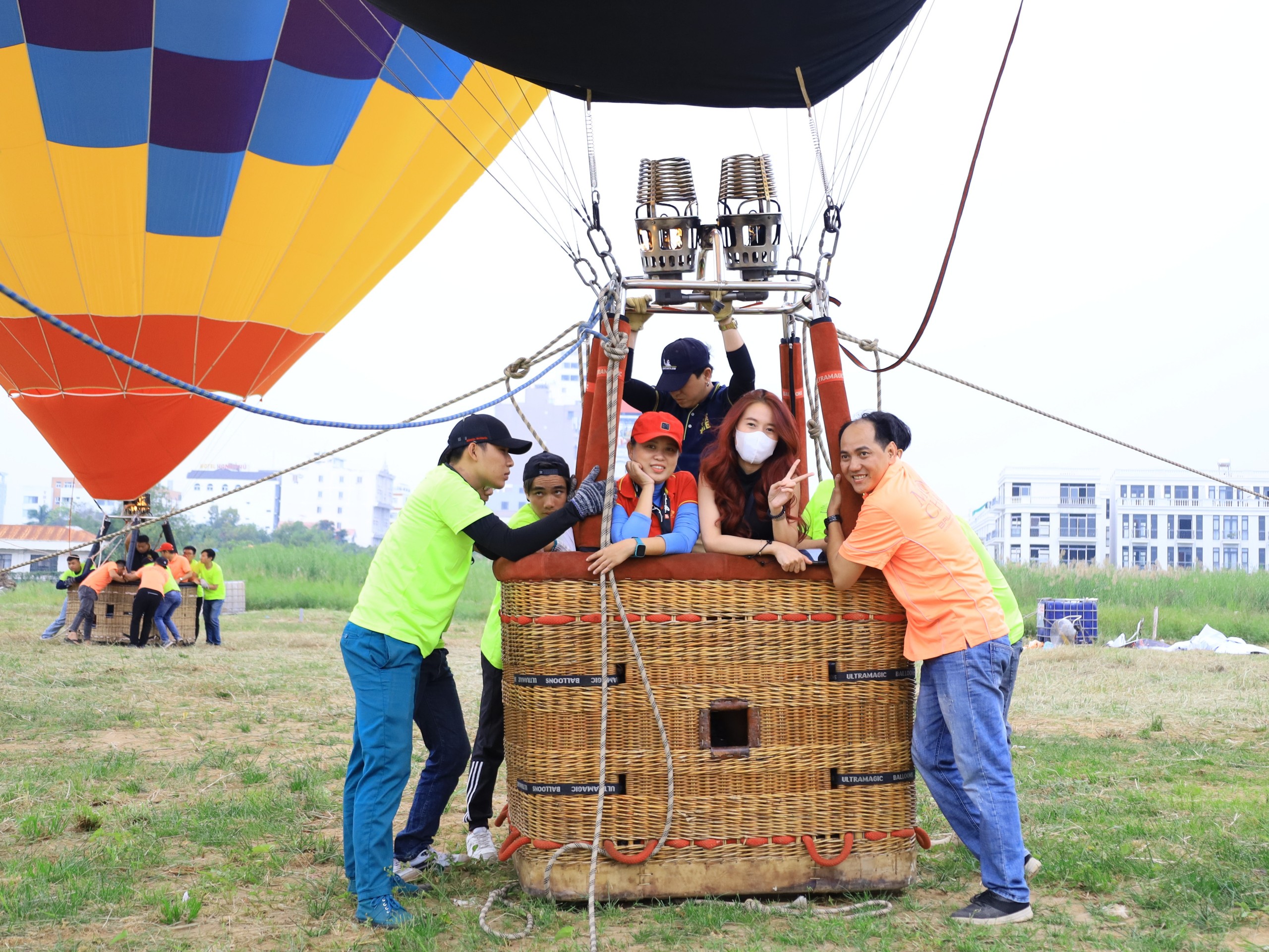 Những người đầu tiên được bay trải nghiệm khinh khí cầu lần đầu tiên tổ chức tại TP. Cần Thơ.