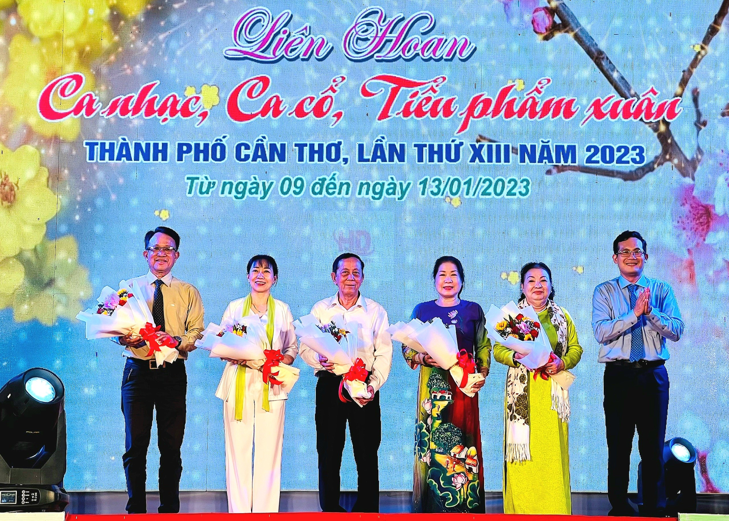 Ông Nguyễn Minh Minh Tuấn – Giám đốc Sở Văn hóa, Thể thao vá Du lịch TP. Cần Thơ tặng hoa cho ban giám khảo.