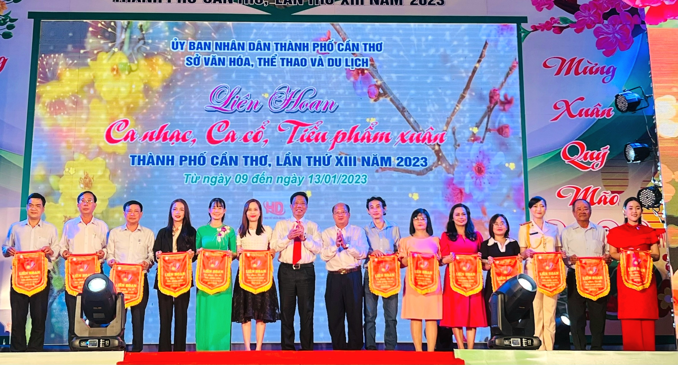 Ông Nguyễn Thực Hiện - Phó Chủ tịch UBND TP. Cần Thơ trao cờ lưu niệm cho các đơn vị tham gia liên hoan.