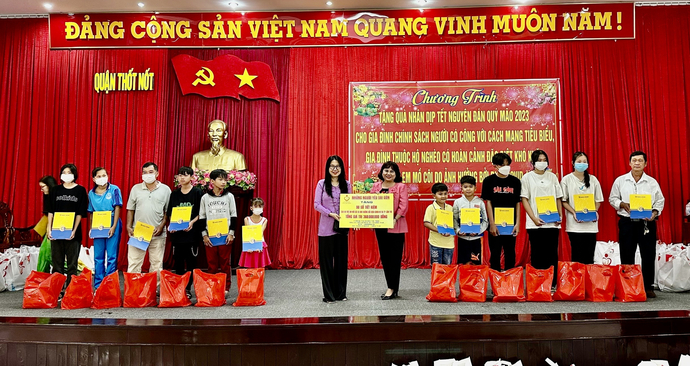 Bà Trần Thị Xuân Mai - Giám đốc Sở LĐTBXH thành phố Cần Thơ trao quà cho người dân.