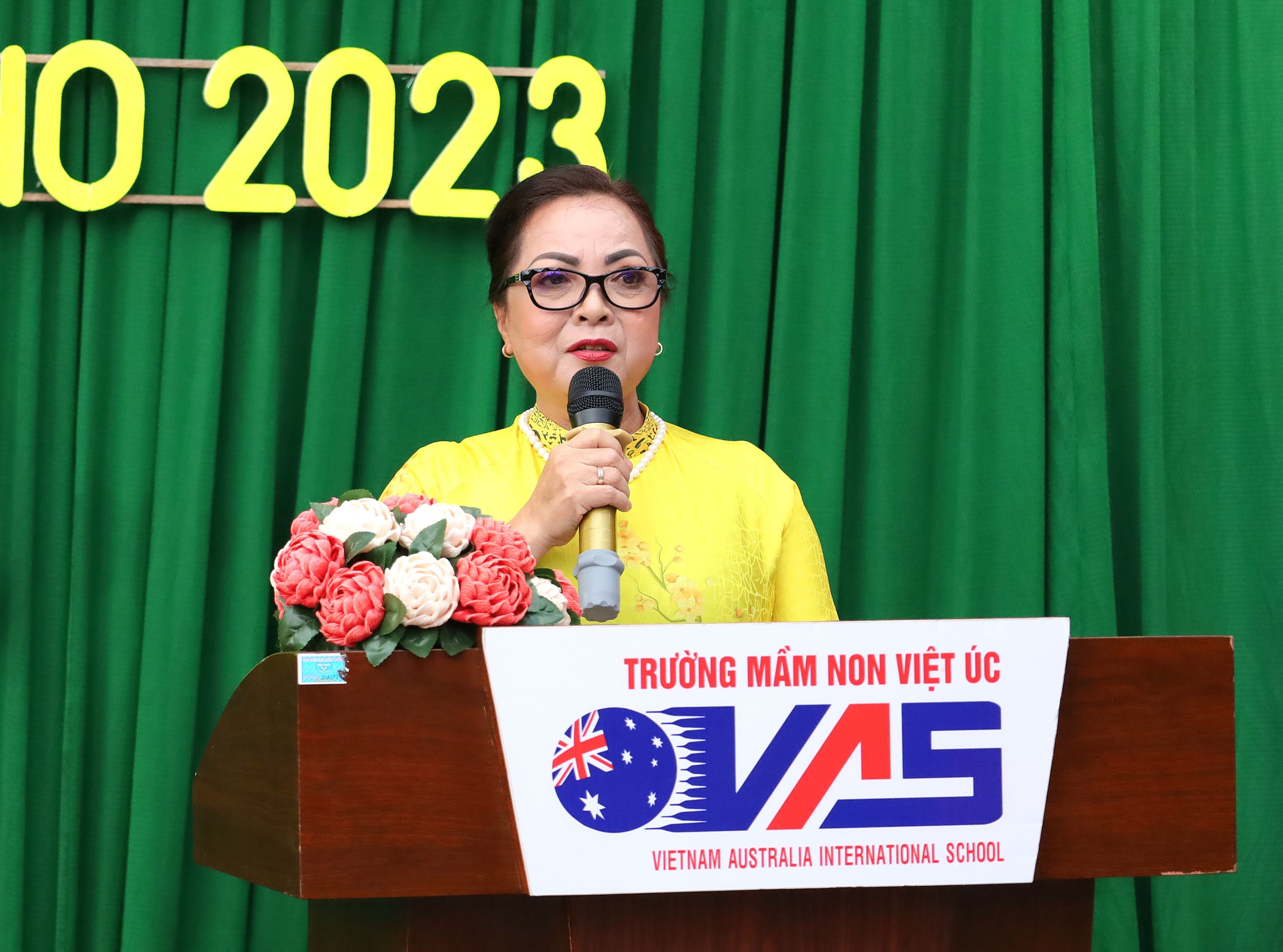 Cô Hà Kim Thoa - Chủ tịch Hội đồng quản trị trường Mầm non Việt Úc phát biểu khai mạc hội thi.
