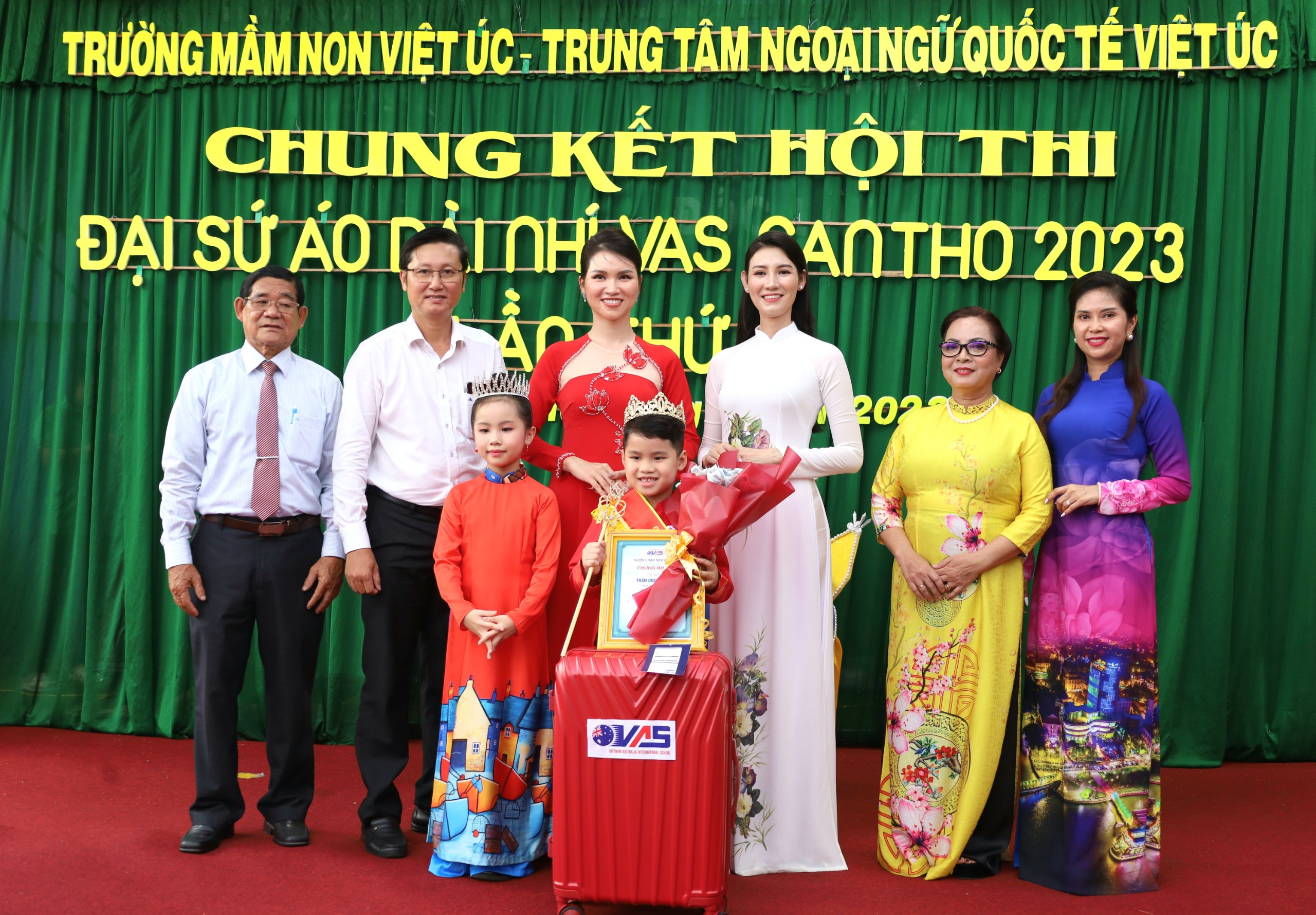 Các đại biểu, giám khảo chụp hình lưu niệm cùng thí sinh đạt danh hiệu Quán quân bé Trần Quang Lộc (lớp Lá 1).