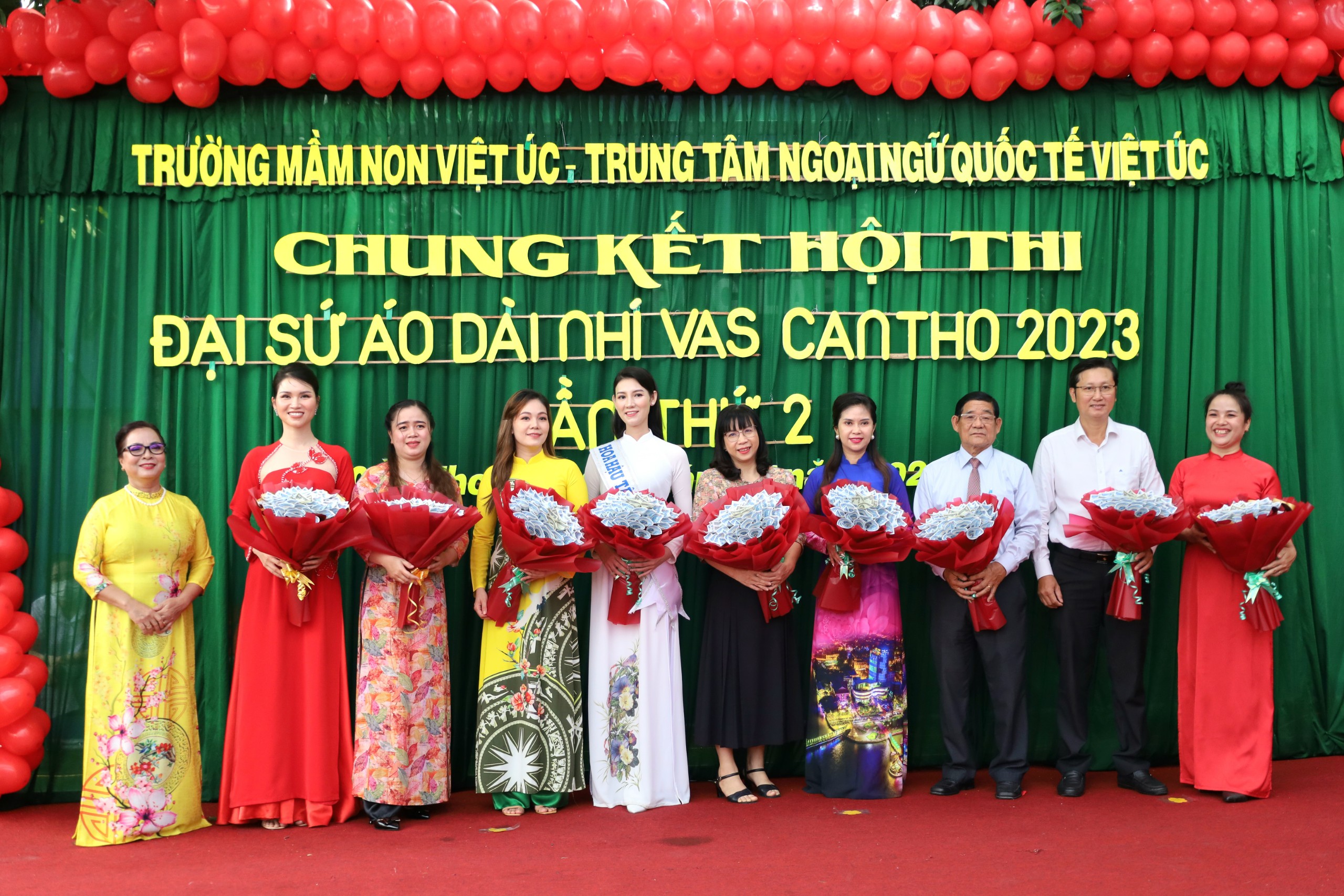 Cô Hà Kim Thoa - Chủ tịch Hội đồng quản trị trường Mầm non Việt Úc tặng hoa cho các đại biểu khách mời, ban giám khảo và các đơn vị đồng hành cùng hội thi.