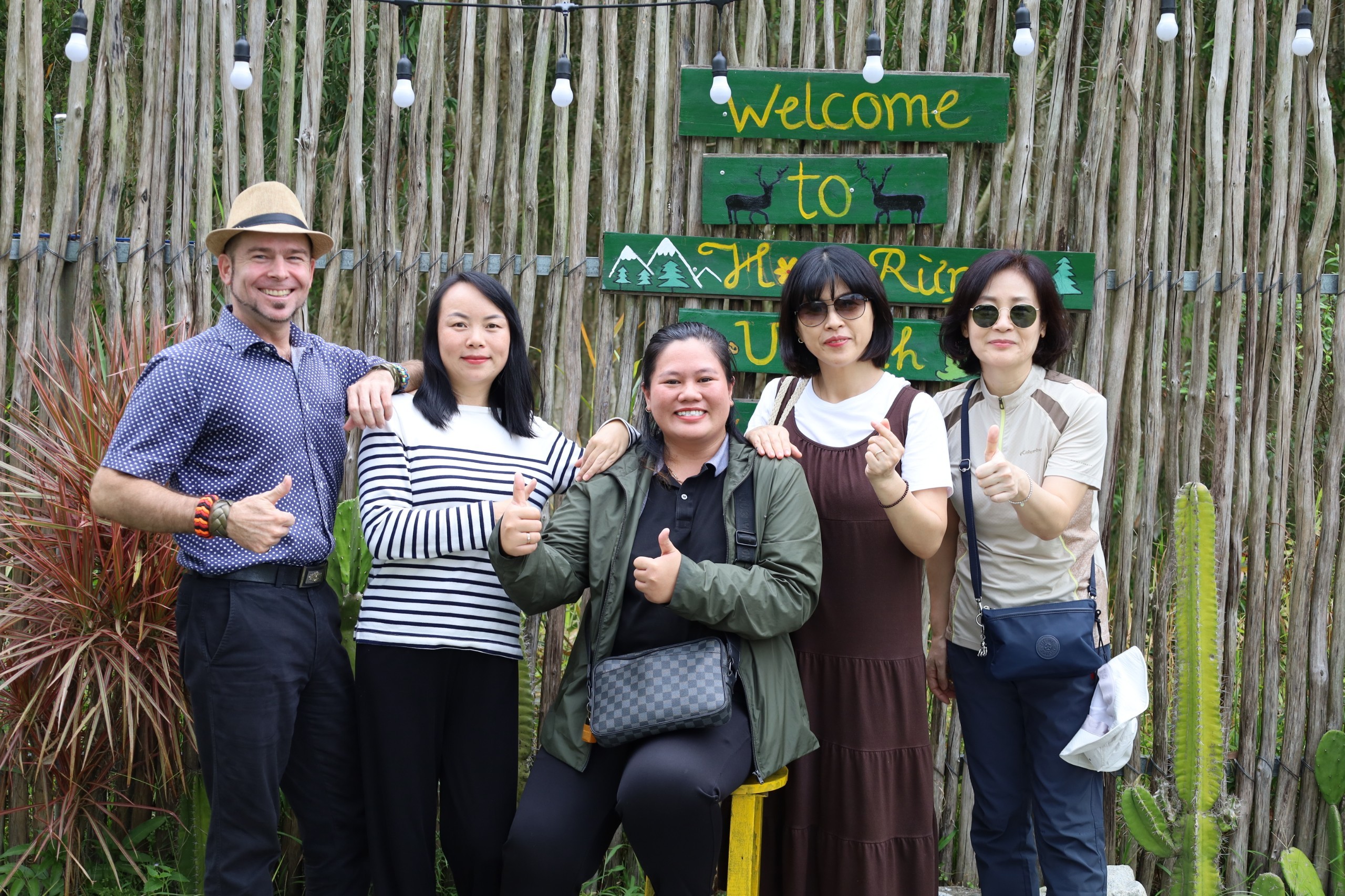 Chị Cao Thiên Lý - Giám đốc chuyên môn FME.travel cùng các du khách nước ngoài tham quan tại Du lịch sinh thái Hoa Rừng U Minh, huyện U Minh, tỉnh Cà Mau.