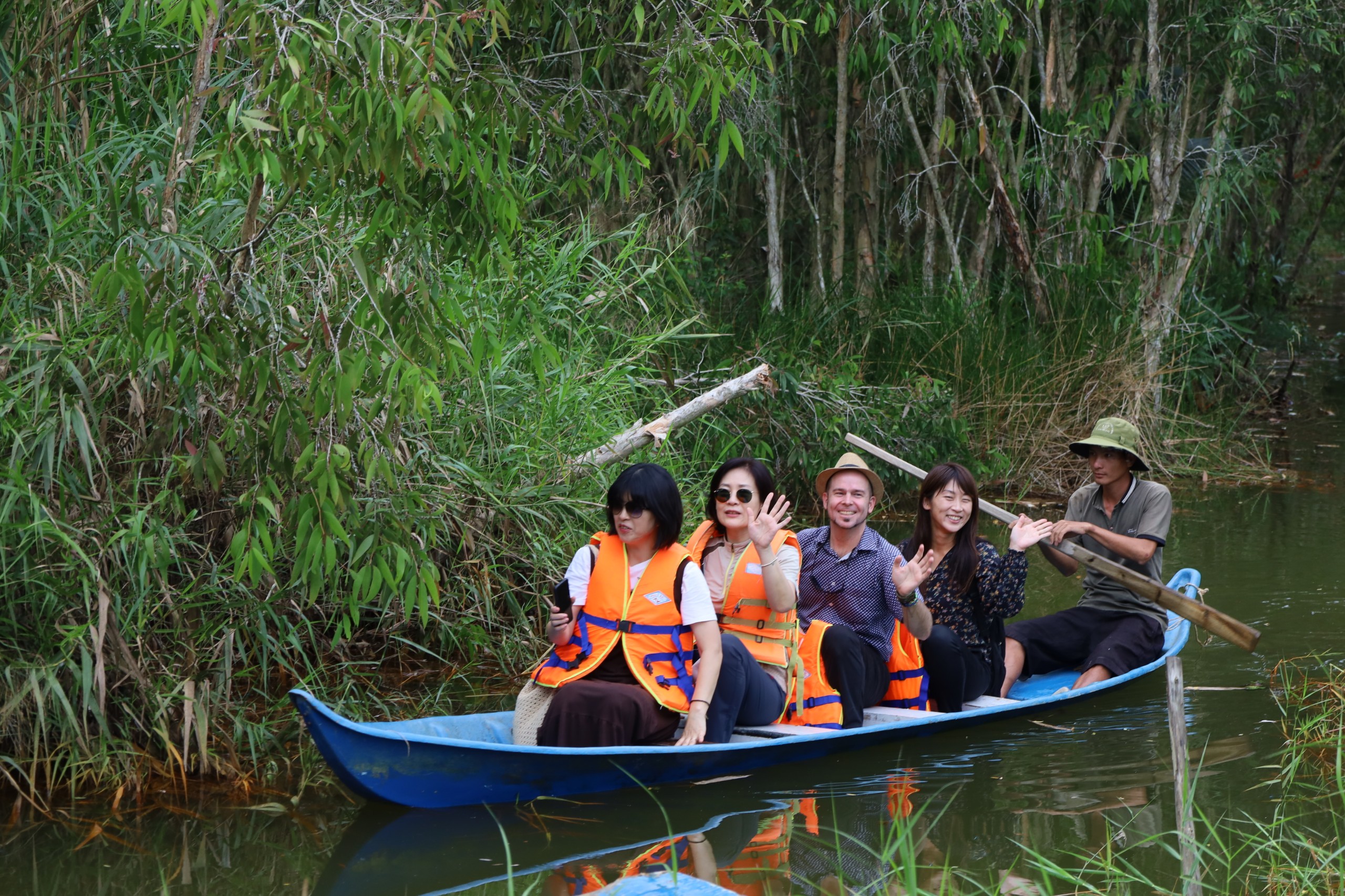 Du khách nước ngoài thích thú tham quan rừng tràm tự nhiên tại Du lịch sinh thái Hoa Rừng U Minh, huyện U Minh, tỉnh Cà Mau.