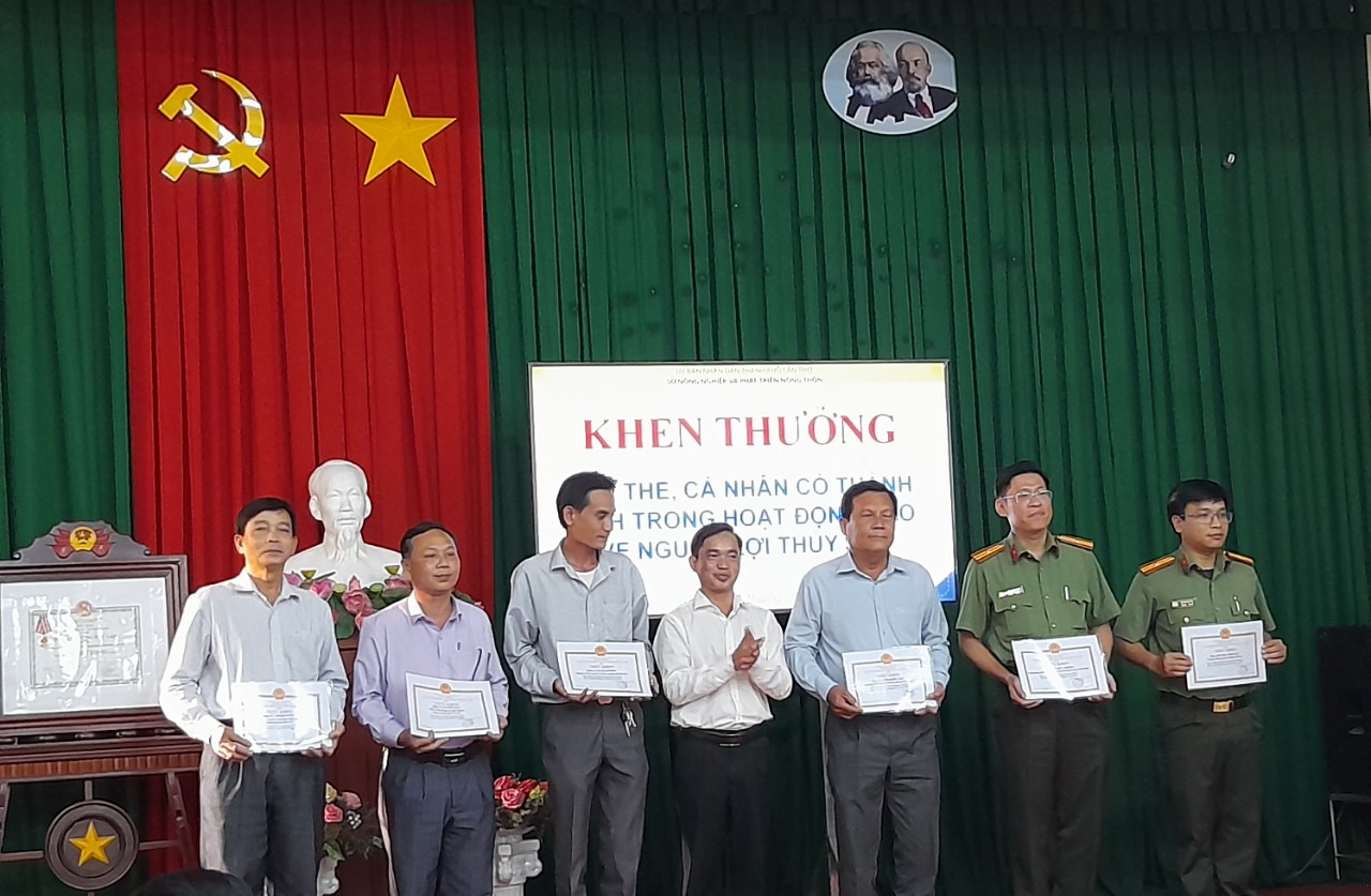 Lãnh đạo trao tặng giấy khen cho tập thể cá nhân hoàn thành xuất sắc nhiệm vụ năm 2022.