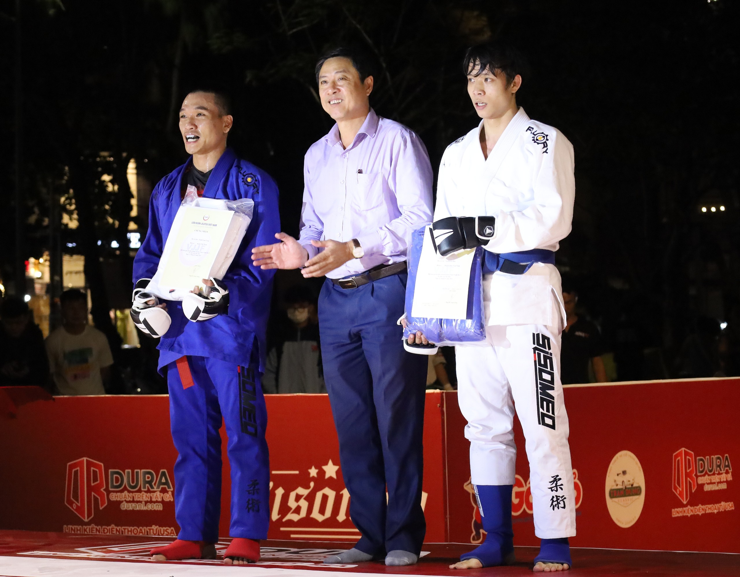Ông Trần Đình Hải - Giám đốc Trung tâm TDTT TP. Cần Thơ tặng giấy chứng nhận và quà cho vận động viên chiến thắng.