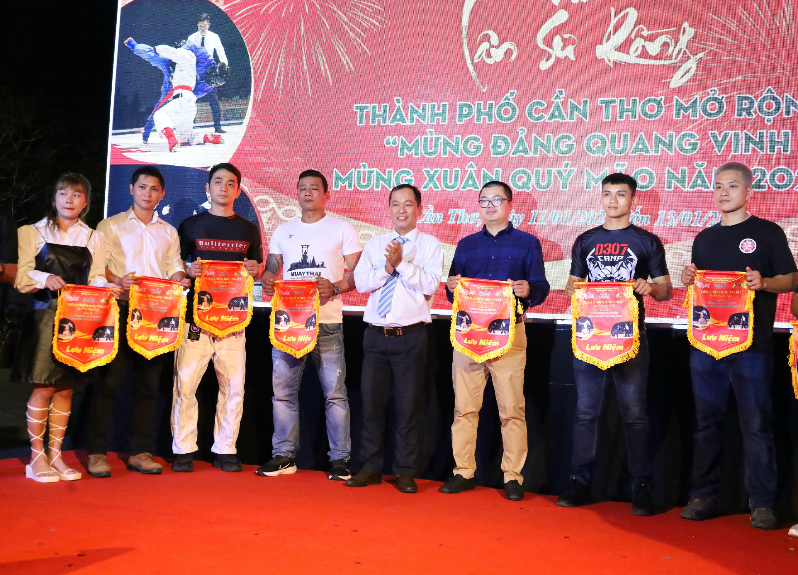 Ông Trương Công Quốc Việt - Phó Giám đốc Sở Văn hóa, thể thao và Du lịch TP. Cần Thơ trao cờ lưu niệm cho các đội dự Giải Ju-jitsu Super lần 2.