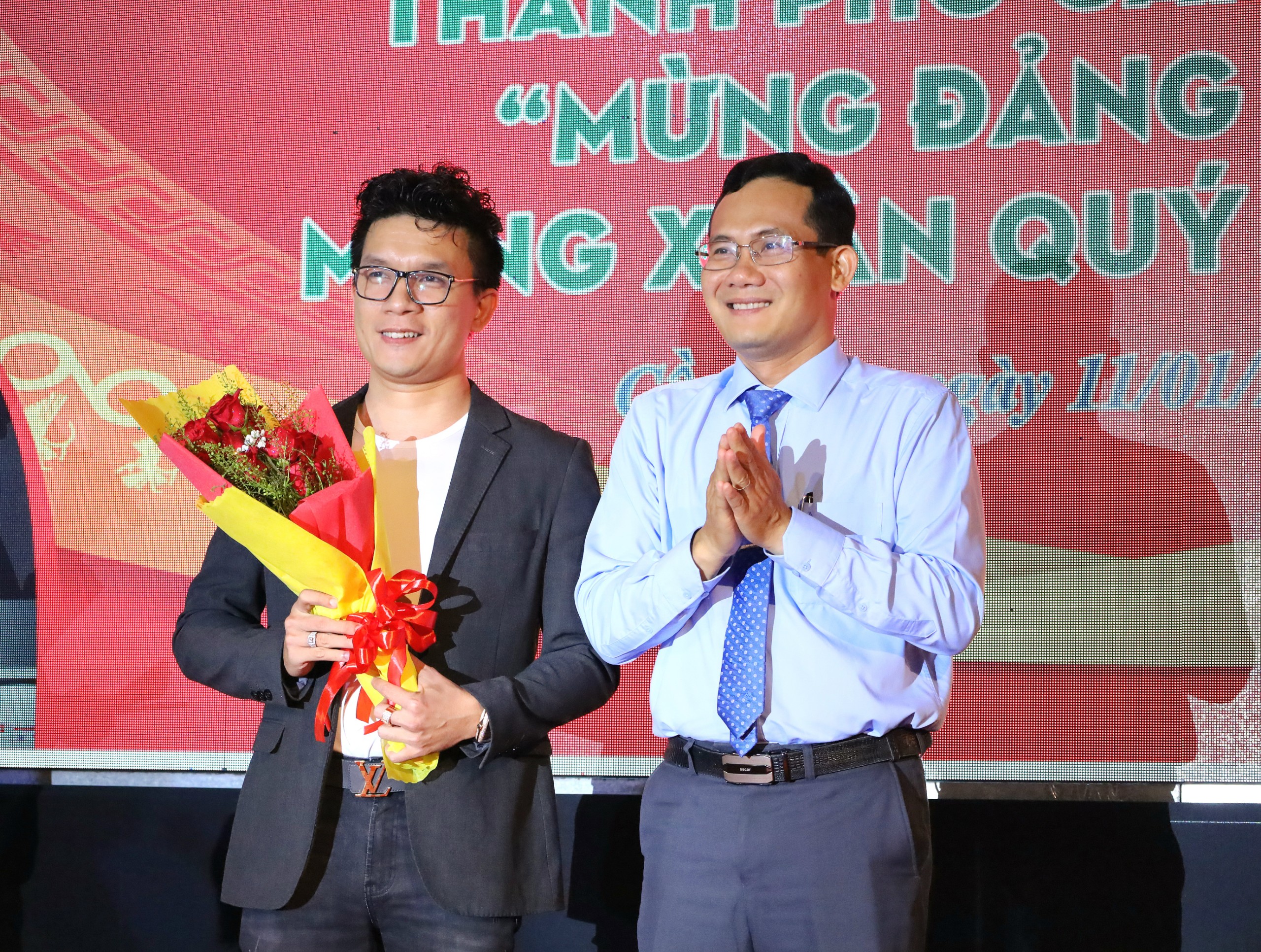 Ông Nguyễn Minh Tuấn - Giám đốc Sở Văn hóa, Thể thao và Du lịch TP. Cần Thơ tặng hoa cho nhà tài trợ.