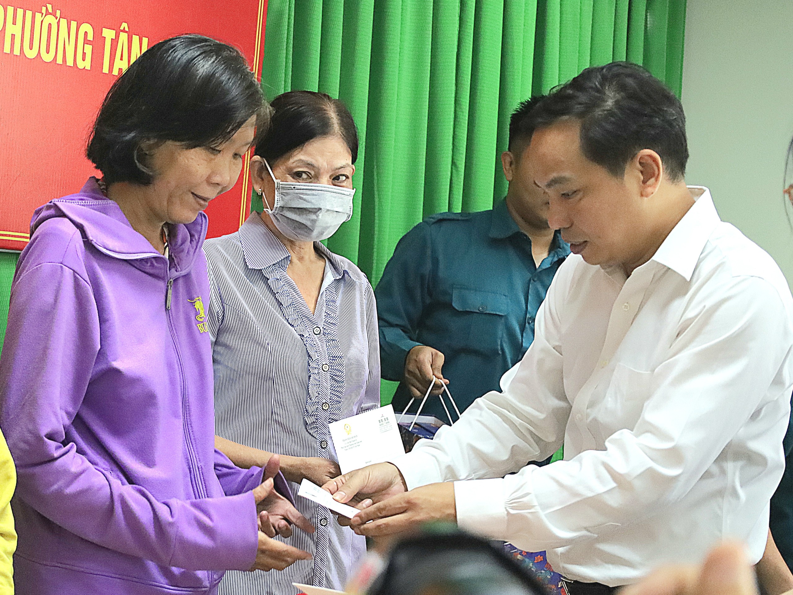 Ông Lê Quang Mạnh, UV Trung ương Đảng, Bí thư Thành ủy Cần Thơ tặng quà cho người dân.
