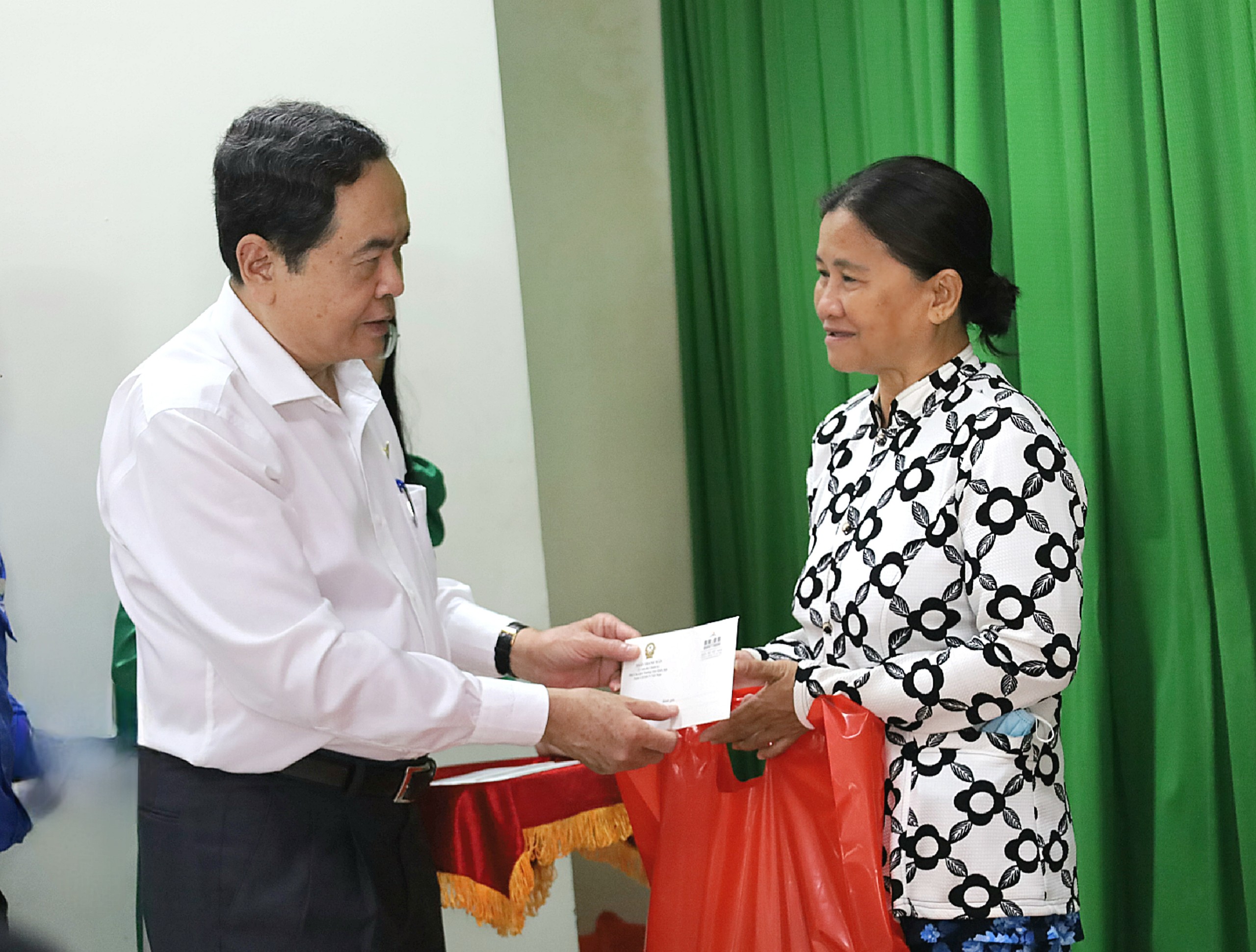 Ông Trần Thanh Mẫn, UV Bộ Chính trị, Phó Chủ tịch Thường trực Quốc hội tặng quà cho người dân.