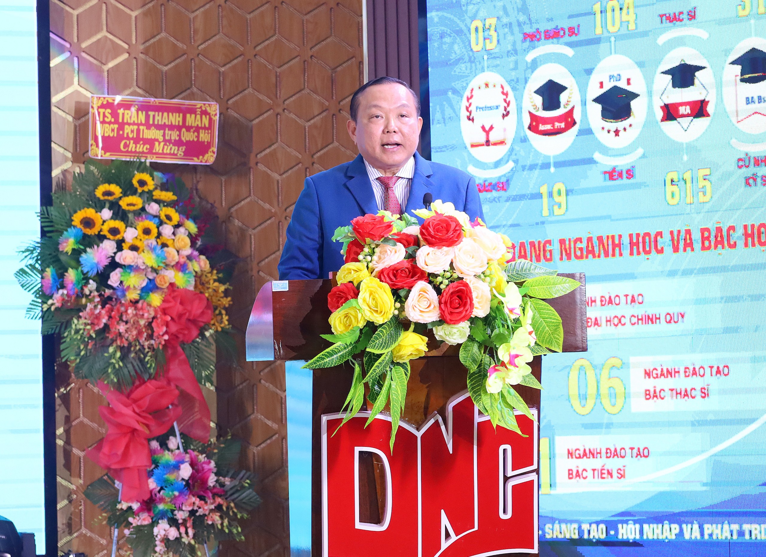 TS-LS. Nguyễn Tiến Dũng - Chủ tịch Hội đồng trường Trường Đại học Nam Cần Thơ phát biểu chào mừng tại buổi lễ.