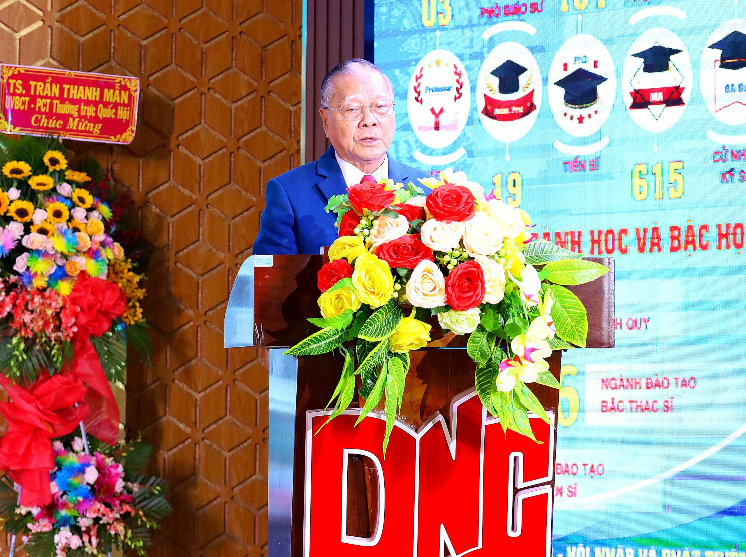 TS. Nguyễn Văn Quang - Hiệu trưởng Trường Đại học Nam Cần Thơ báo cáo quá trình hình thành và phát triển của Trường trong 10 năm qua.