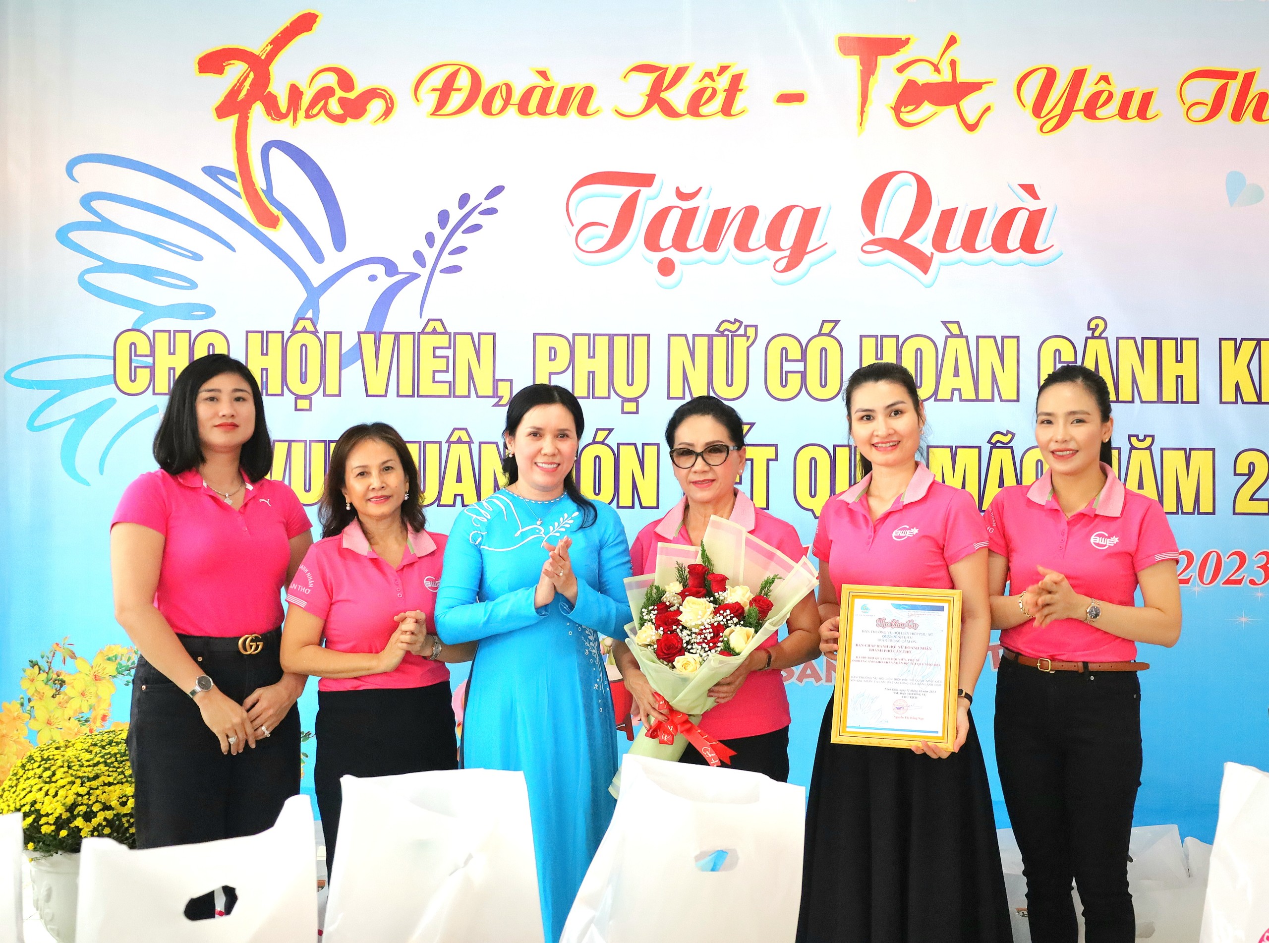 Bà Nguyễn Thị Hồng Nga - Chủ tịch Hội LHPN quận Ninh Kiều tặng thư cảm ơn và hoa cho các chị trong BCH Hội nữ doanh nhân TP. Cần Thơ.