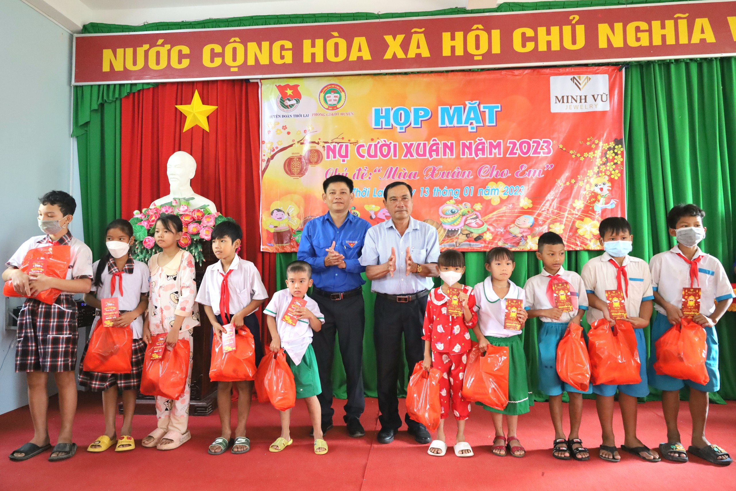 Ông Nguyễn Văn Bé Ba - Phó trưởng Ban dân vận Huyện uỷ Thới Lai và ông Nguyễn Anh Tài - Phó bí thư Huyện đoàn Thới Lai trao quà cho các em thiếu nhi.