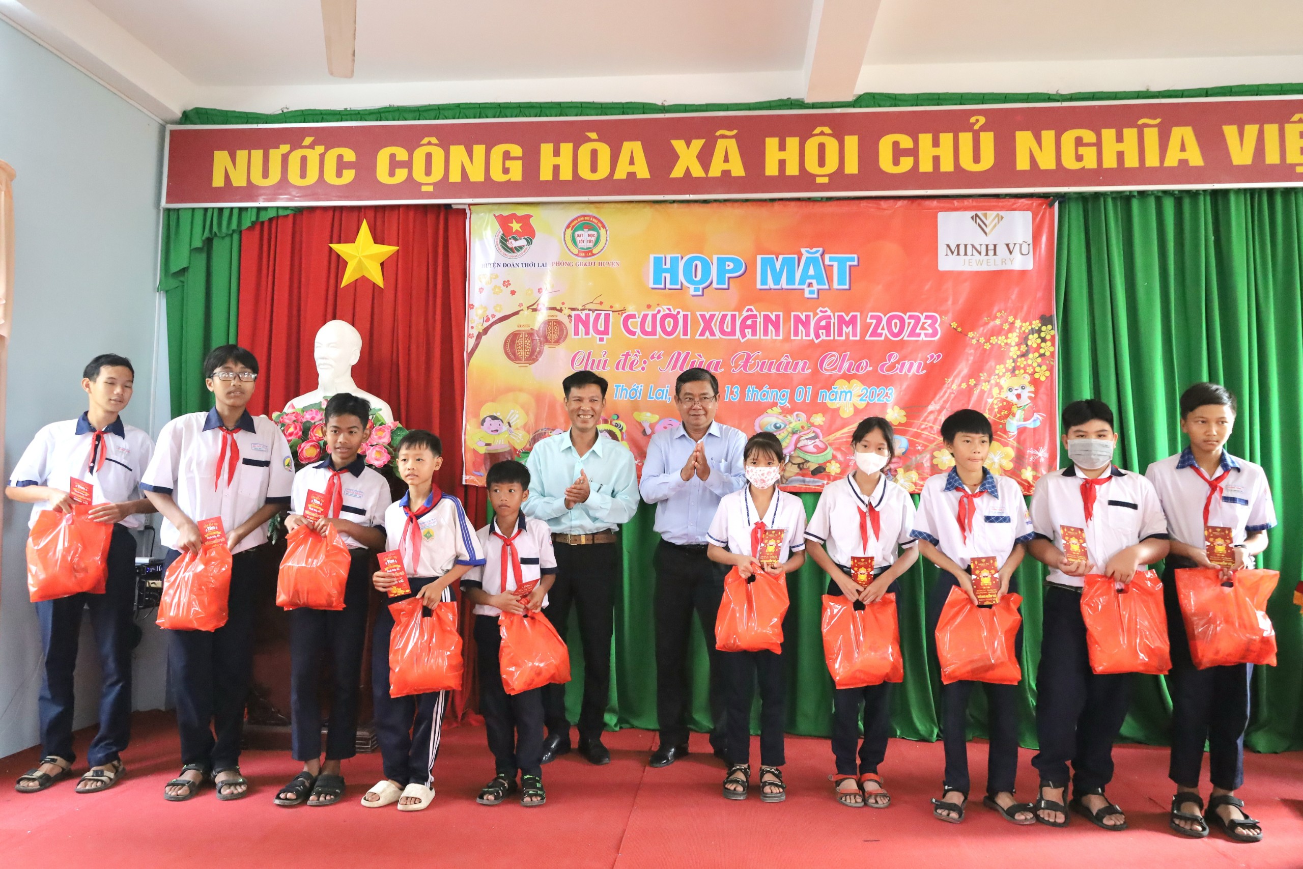 Ông Nguyễn Văn Chi - Trưởng phòng Giáo dục và Đào tạo huyện Thới Lai và ông Nguyễn Tấn Sang - Phó trưởng phòng LĐTB & XH huyện Thới Lai trao quà cho các em thiếu nhi.
