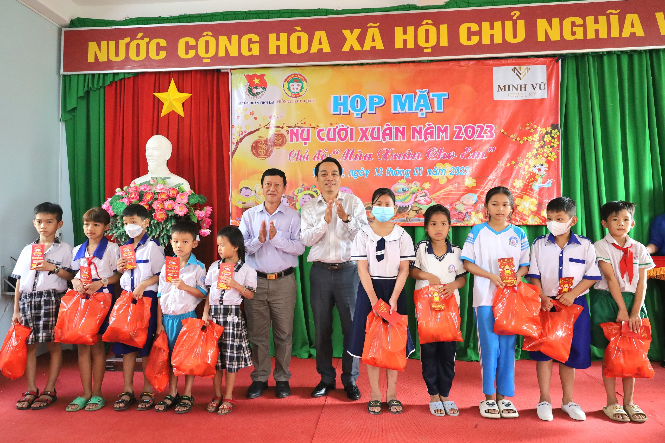 Ông Lê Tiến Dũng - UV BTV Huyện ủy, Phó Chủ tịch HĐND huyện Thới Lai và ông Lý Văn Til - Phó Chủ tịch MTTQ VN huyện Thới Lai trao quà cho các em thiếu nhi.