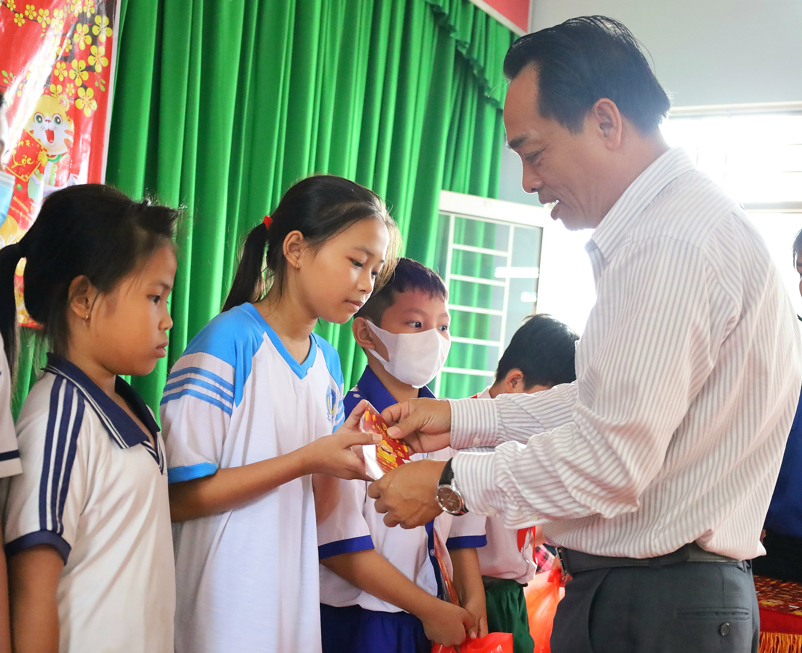 Ông Lê Tiến Dũng - UV BTV Huyện ủy, Phó Chủ tịch HĐND huyện Thới Lai trao quà cho các em thiếu nhi.