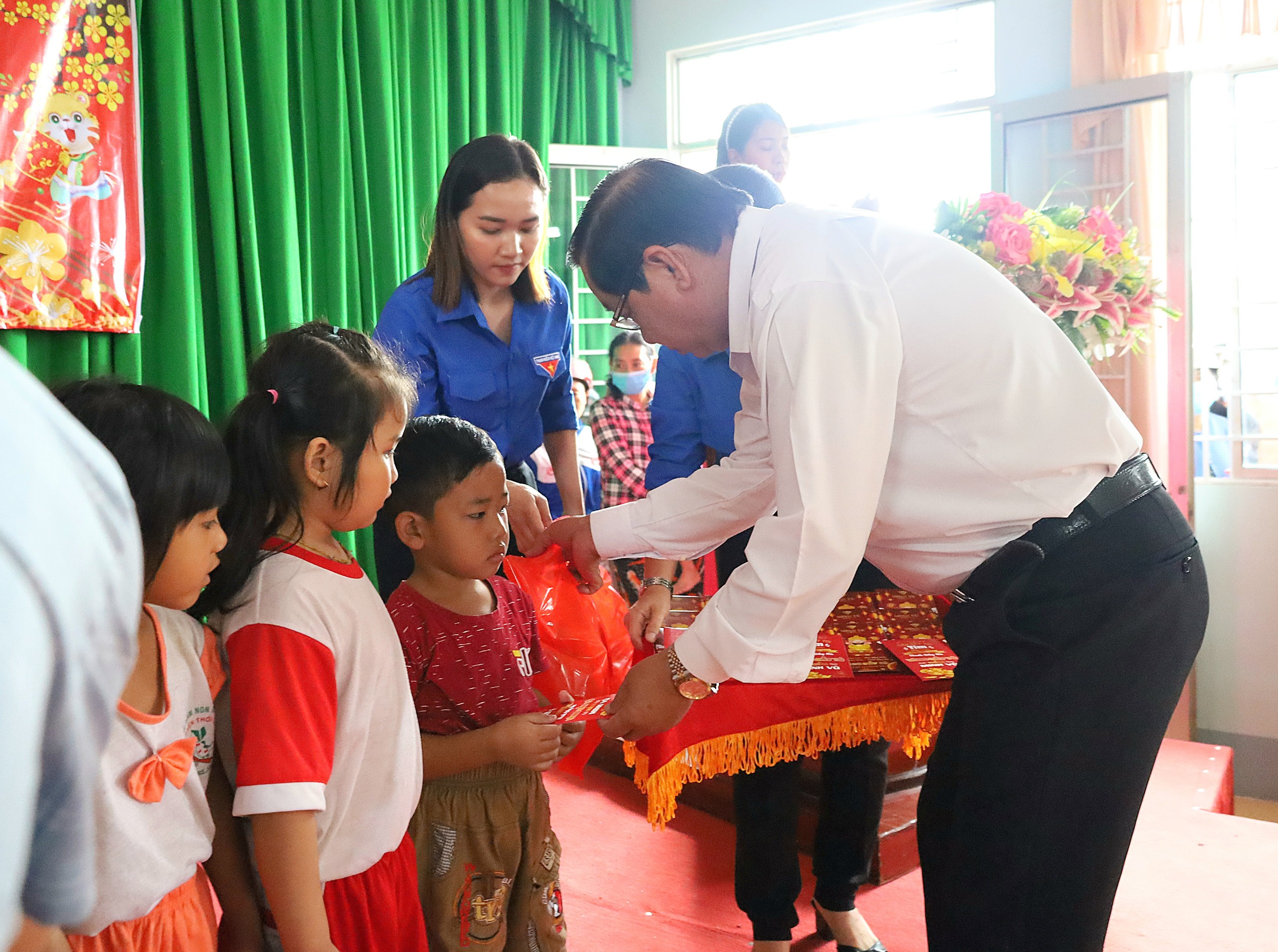 Ông Nguyễn Văn Hoàng – UV BTV Huyện ủy, Phó Chủ tịch thường trực UBND huyện Thới Lai trao quà cho các em thiếu nhi.
