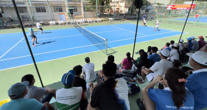 Khán giả ngồi xem trận đấu kịch tính của các VĐV đánh tennis giỏi nhất nhì miền Tây.