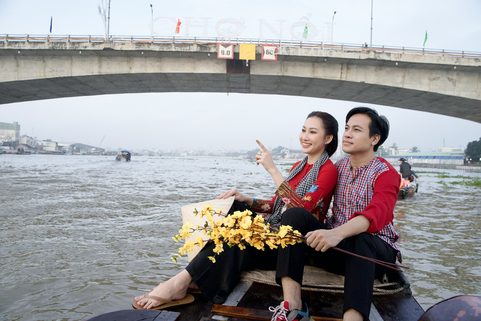 Người đẹp Đoàn Hồng Trang cùng ca sĩ - diễn viên Châu Phước Thiện 'hóa thân' cặp đôi 'hai lúa trai tài gái sắc' lênh đênh trên chợ nổi mùa xuân.