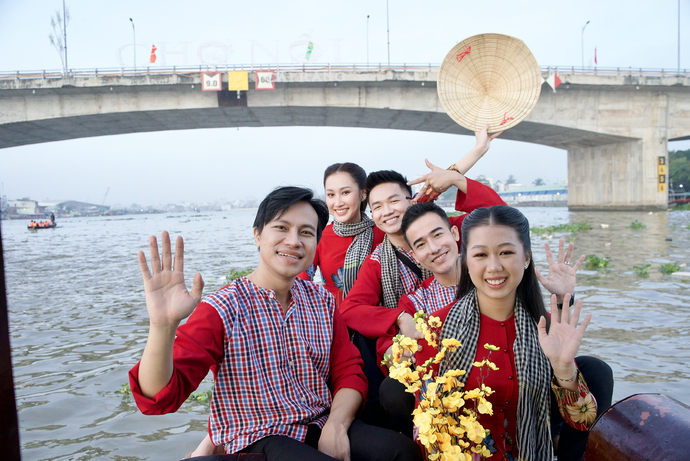 Ca sĩ - diễn viên Châu Phước Thiện, MC Minh Trung là những người bạn thân thiết của nàng hậu miền Trung. Cả hội vô cùng phấn khích khi lần đầu được khám phá hành trình tìm về văn hóa chợ nổi Cái Răng.