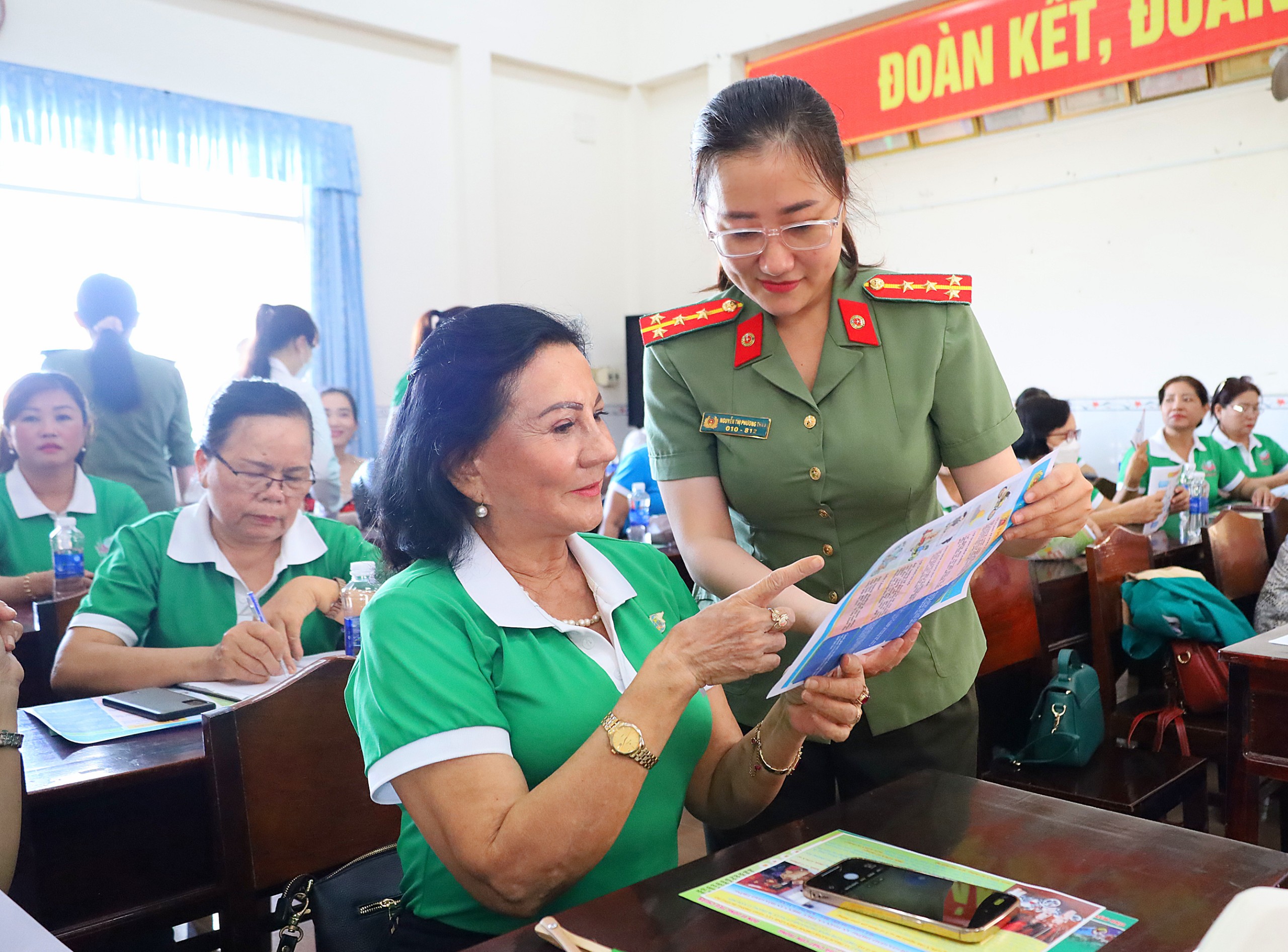 Tuyên truyền cho hội viên phụ nữ về đảm bảo ANTT, ATGT, VSMT trong dịp Tết nguyên đán sắp tới gần.