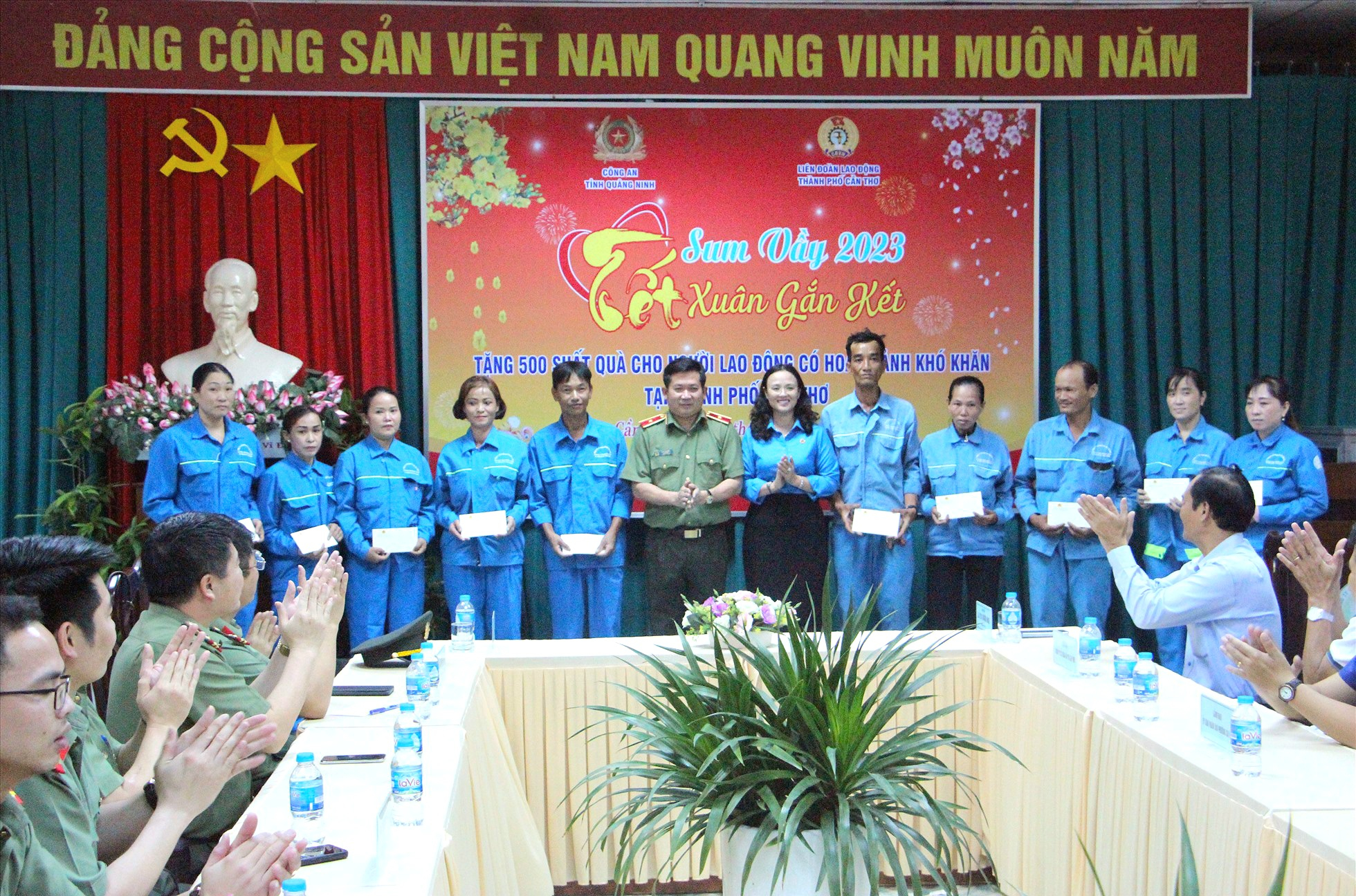Thiếu tướng Đinh Văn Nơi - Giám đốc Công an tỉnh Quảng Ninh và bà Lê Thị Sương Mai - Chủ tịch Liên đoàn lao động TP. Cần Thơ tặng quà cho người lao động.