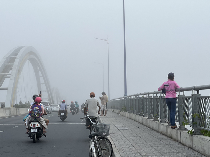 Người dân vô cùng thích thú trước hiện tượng lạ này nên đã dừng lại để chụp ảnh.