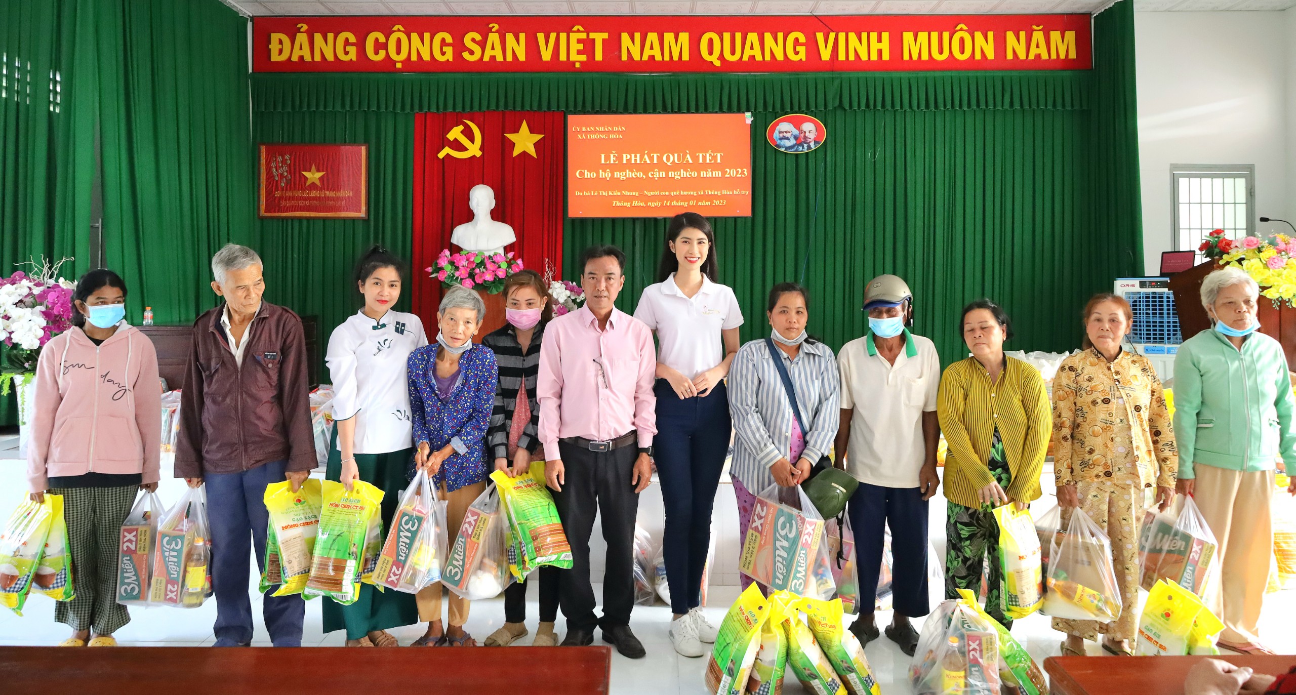 Hoa khôi Lê Thị Kiều Nhung – Hoa khôi Nam Bộ 2022, ông Lê Vũ Linh - Chủ tịch UBND xã Thông Hòa và Lê Thị Diệu Hiền – Quán quân Chuông vàng vọng cổ 2021 trao quà cho người dân.