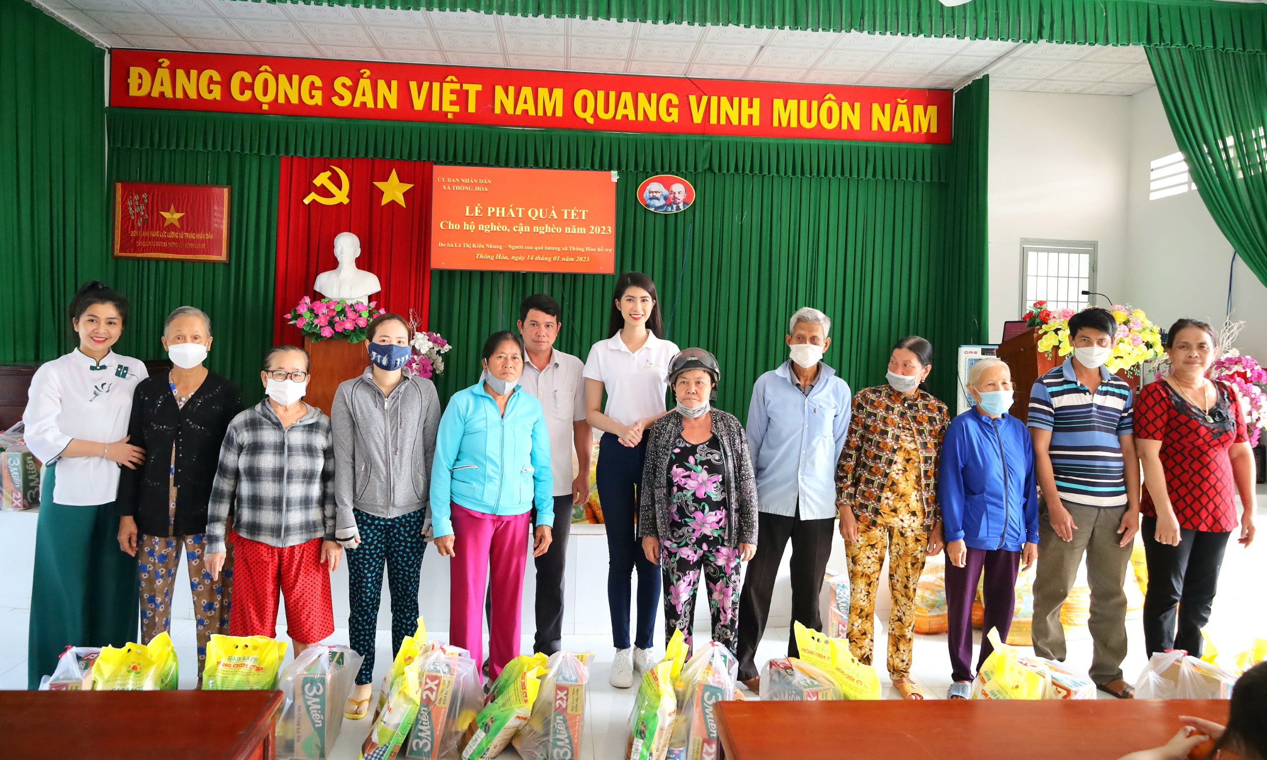 Hoa khôi Lê Thị Kiều Nhung – Hoa khôi Nam Bộ 2022 và Lê Thị Diệu Hiền – Quán quân Chuông vàng vọng cổ 2021 trao quà cho người dân.