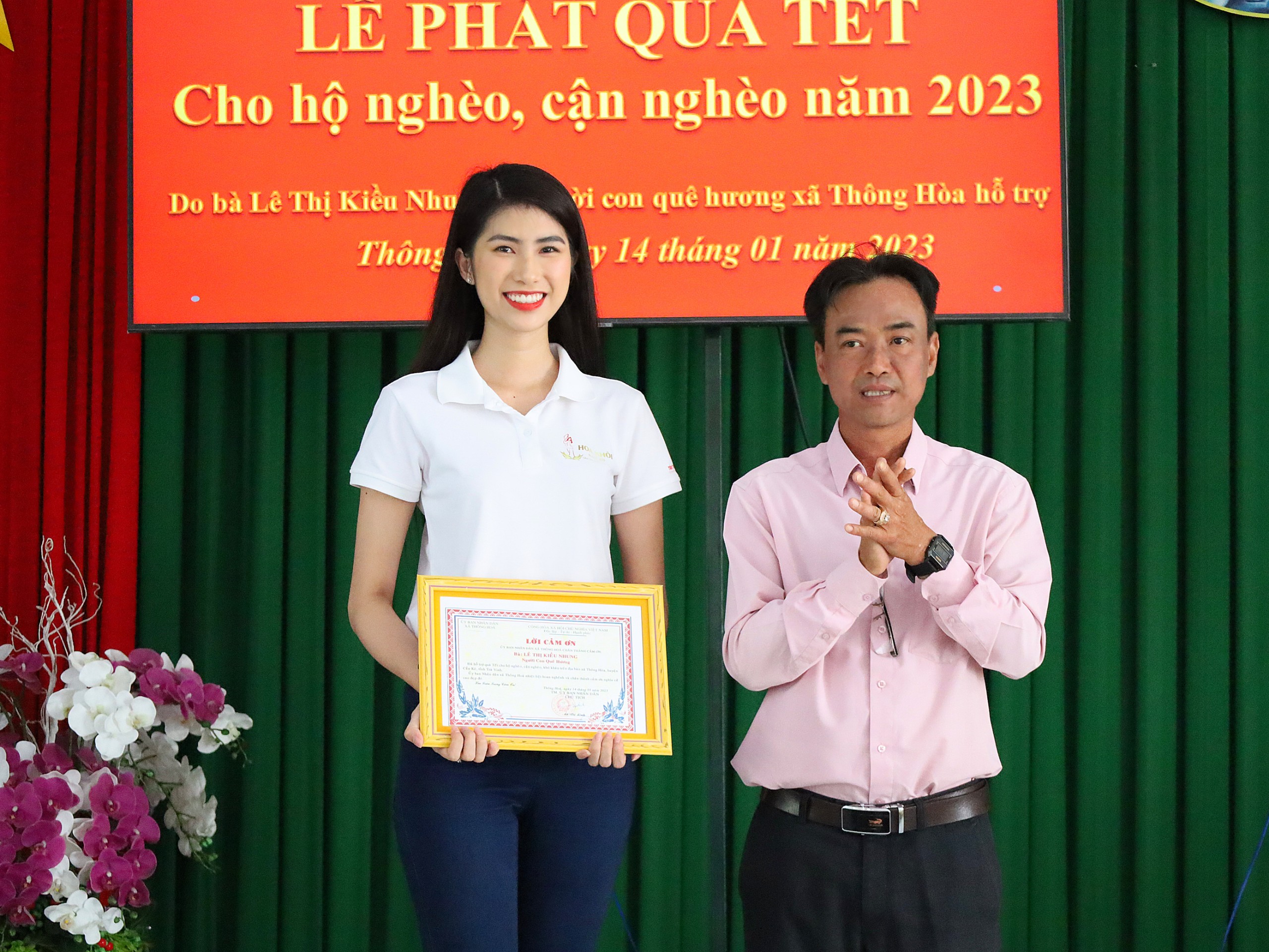 Ông Lê Vũ Linh - Chủ tịch UBND xã Thông Hòa, huyện Cầu Kè trao thư cảm tạ cho Hoa khôi Lê Thị Kiều Nhung- Hoa khôi Nam Bộ 2022.