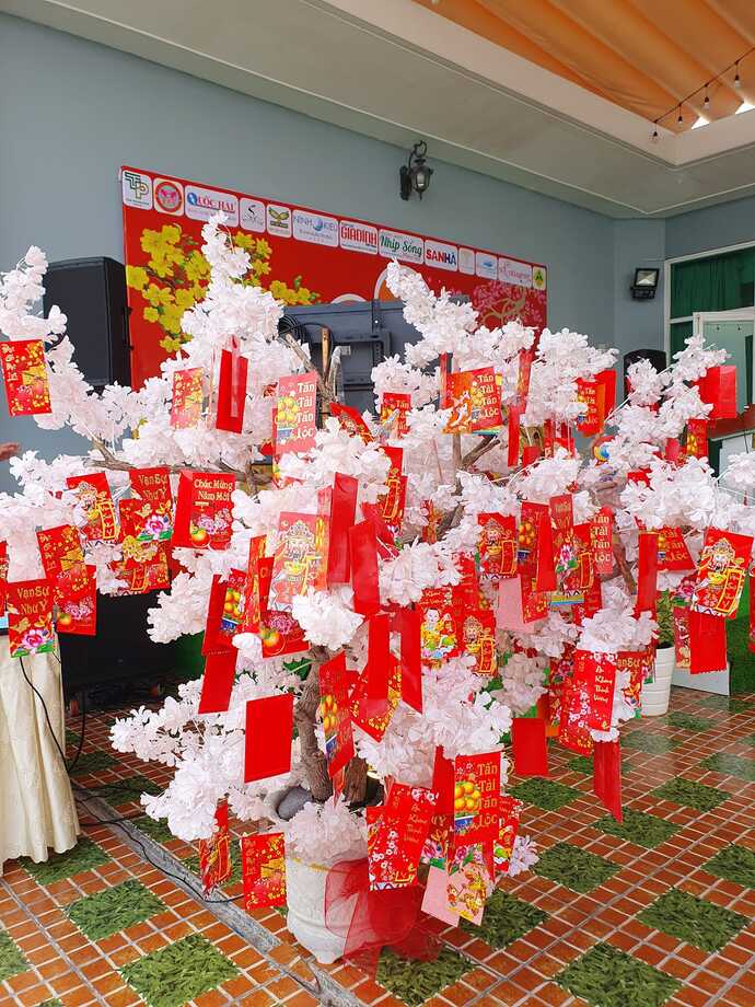 Vợ chồng bà Trần Thị Bích Ngân, CEO Công ty Mỹ phẩm N-Collagen trao tặng 300 bao lì xì và quà cho các cháu mồ côi, mỗi phần trị giá 100.000 đồng.