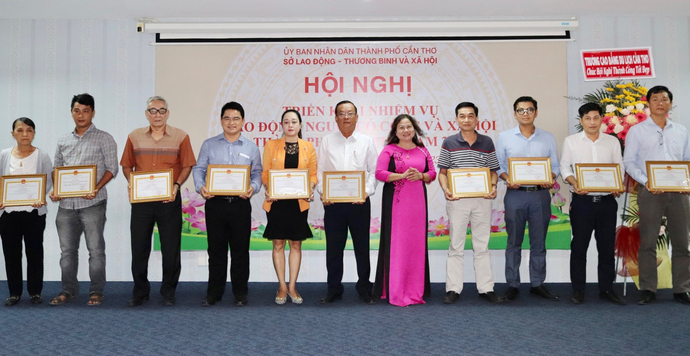 Phóng viên Tạp chí Gia đình Việt Nam tại TP Cần Thơ được Sở LĐTBXH trao bằng khen thưởng vì những đóng góp cho Ngành trong năm 2022.