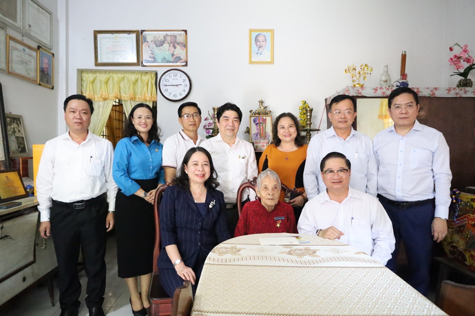 Phó Chủ tịch nước Võ Thị Ánh Xuân cùng lãnh đạo thành phố Cần Thơ thăm và chúc tết các gia đình chính sách.