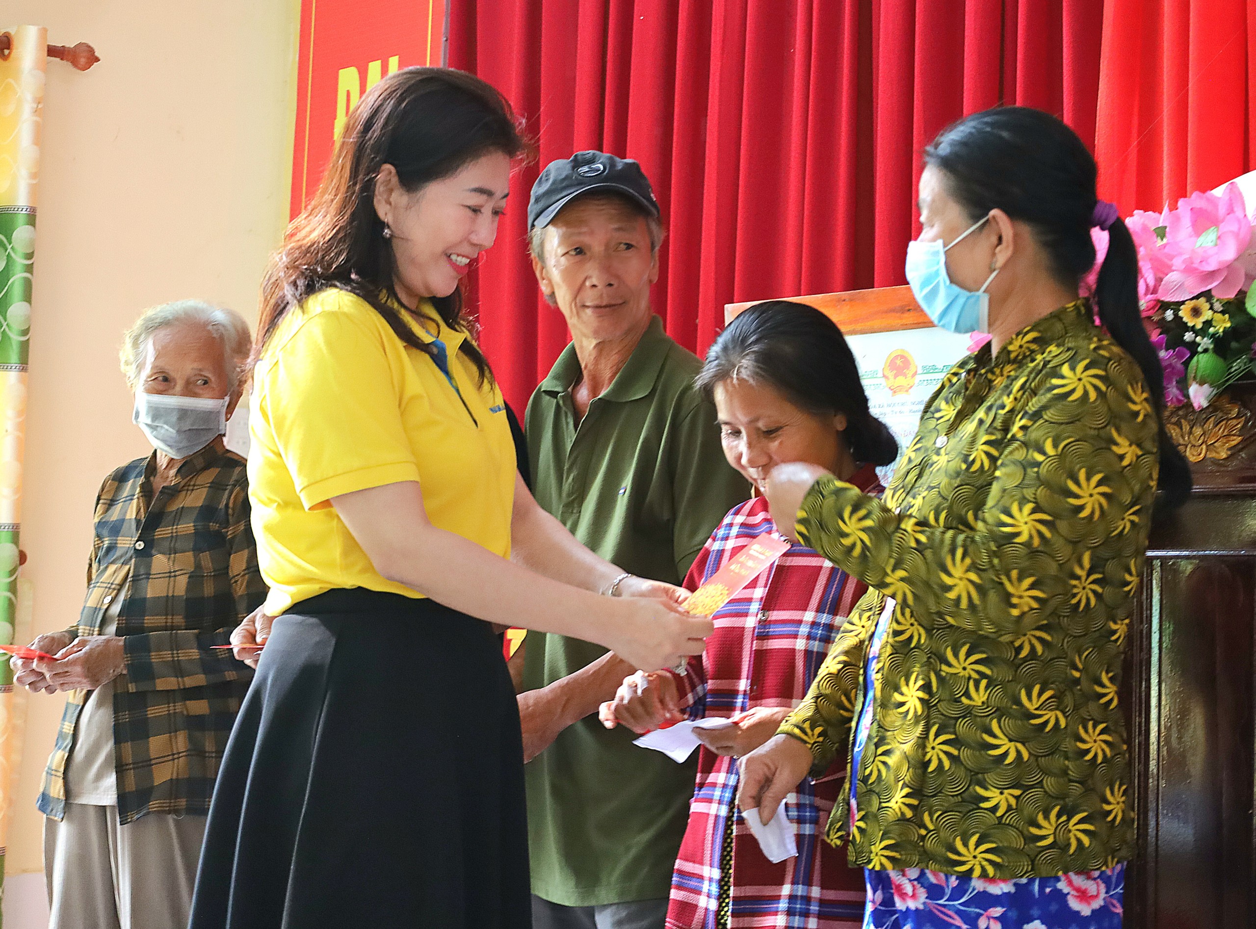 Bà Lê Thủy Tiên - Phó Giám đốc Ngân hàng TMCP Nam Á - Khu vực Miền Tây tặng quà cho người dân.