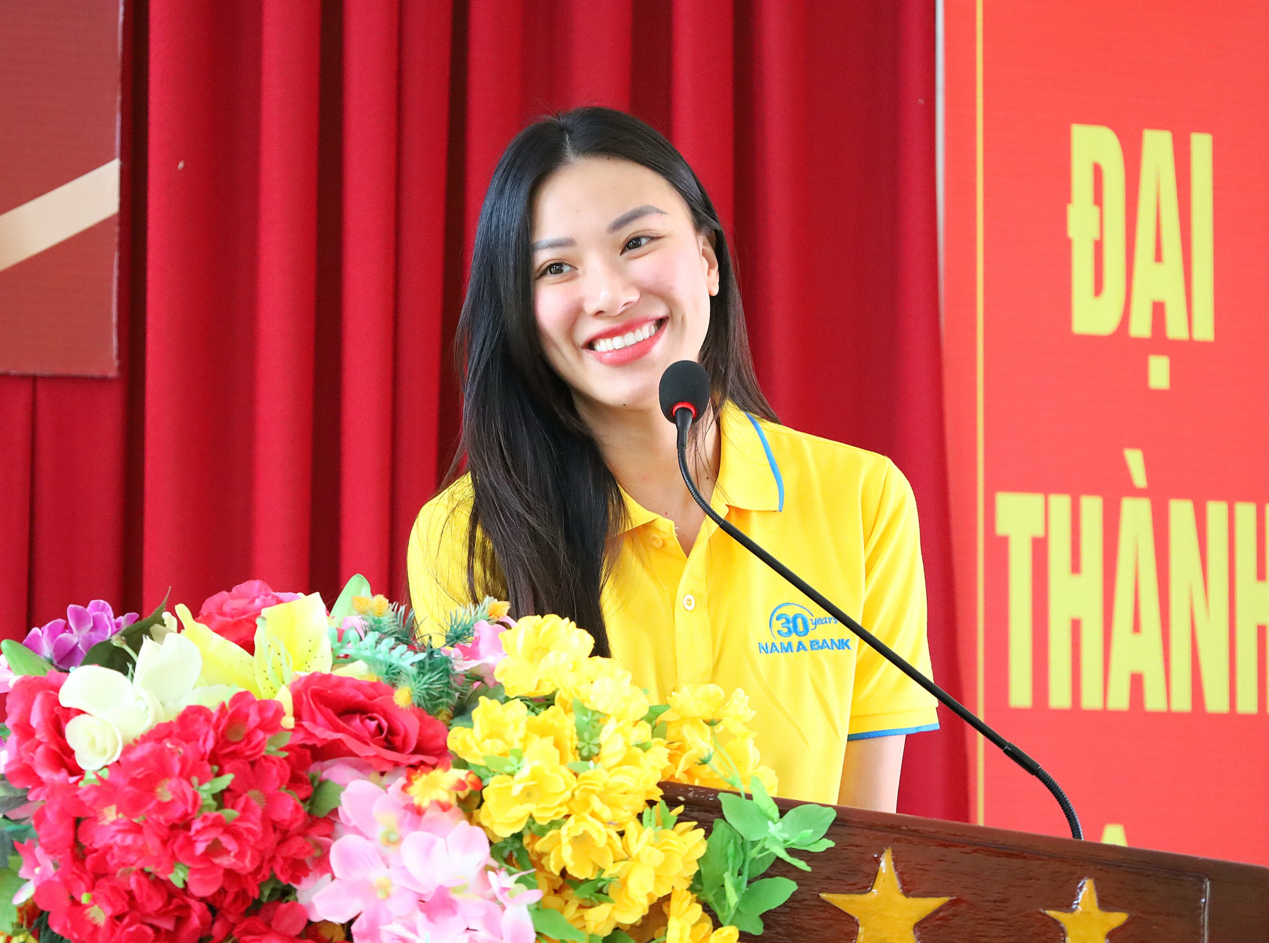 Á hậu Siêu quốc gia 2022 Nguyễn Huỳnh Kim Duyên phát biểu tại chương trình.