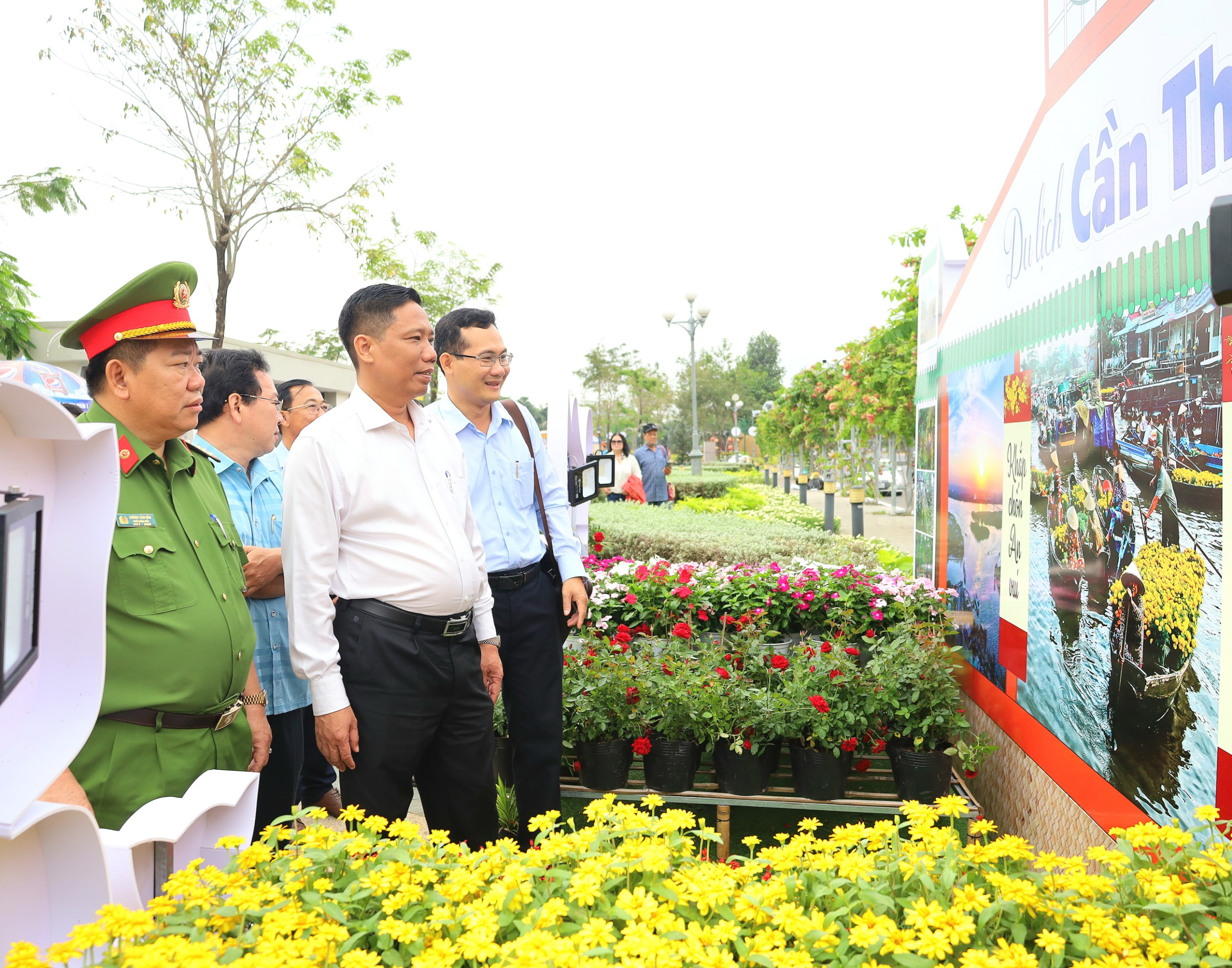 Ông Nguyễn Thực Hiện - Phó Chủ tịch UBND TP Cần Thơ, cùng lãnh đạo các sở, ngành nghiệm thu “Vườn hoa Cần Thơ Xuân Quý Mão 2023” trước khi mở cửa phục vụ.
