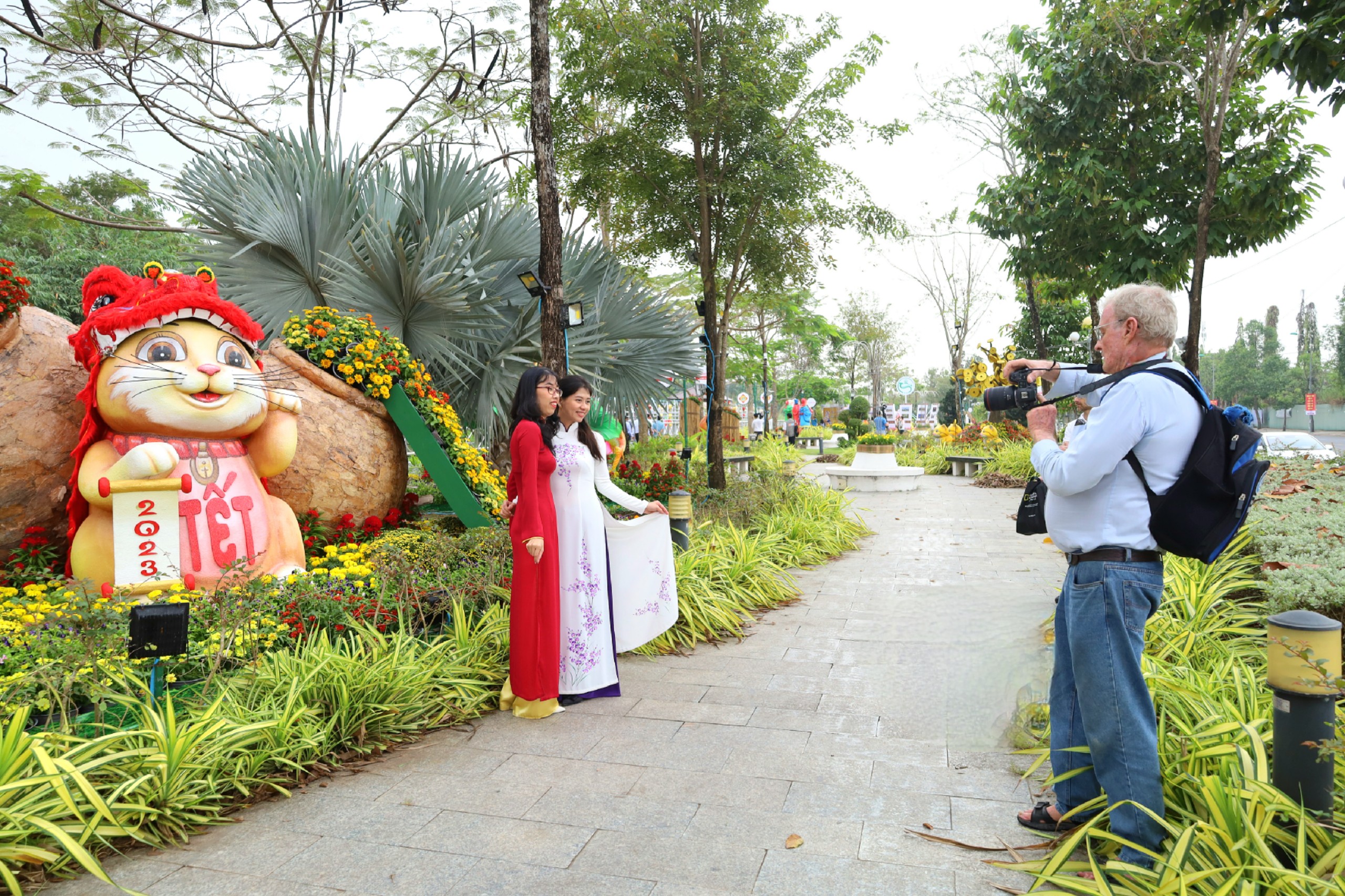 Khách nước ngoài chụp hình tại Vườn hoa Xuân Quý Mão 2023.
