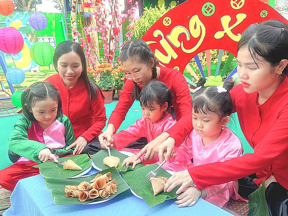 Cô trò cùng nhau thưởng thức bánh Kẹp do chính tay mình làm ra.