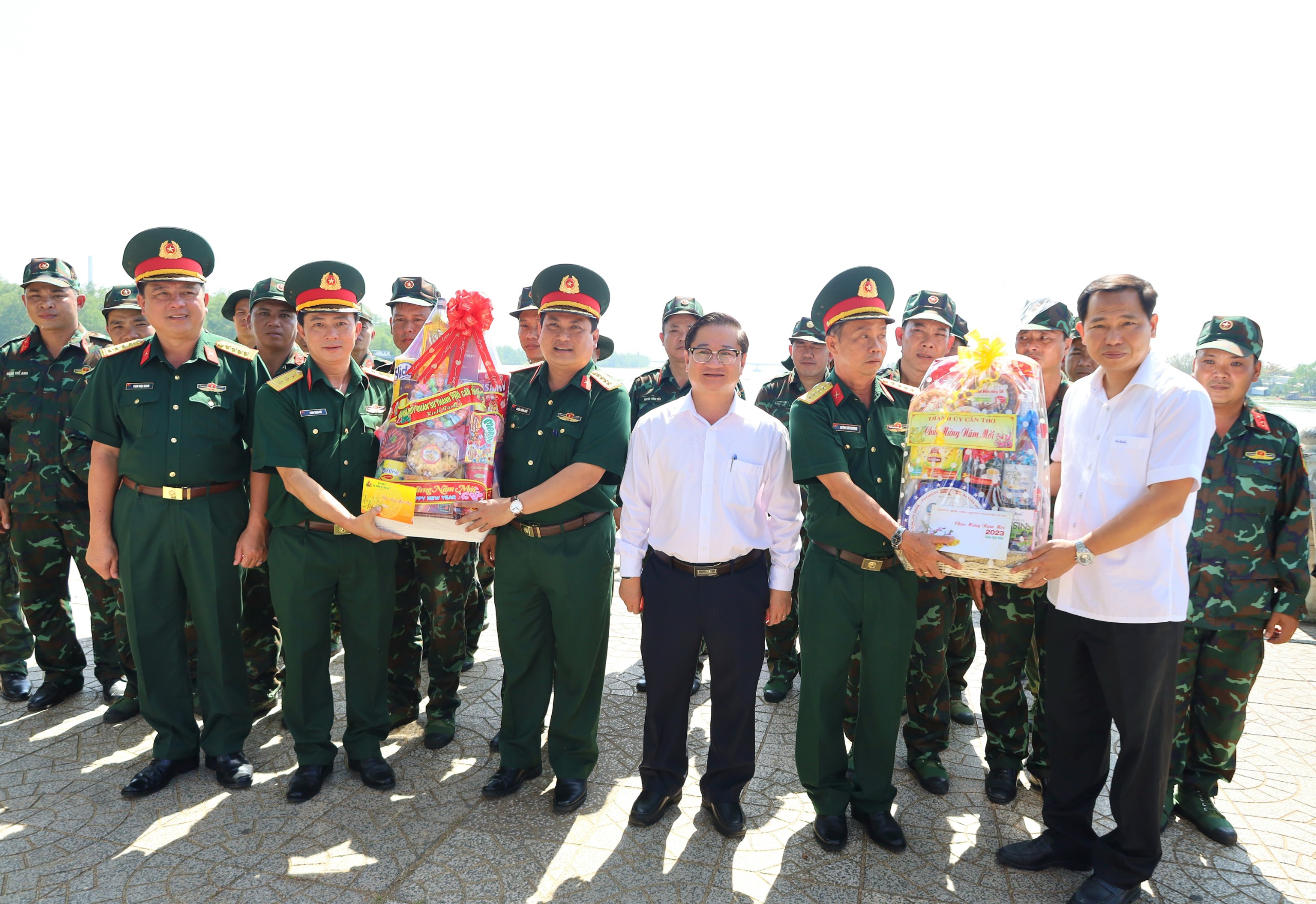 Ông Lê Quang Mạnh - UV BCH Trung ương Đảng, Bí thư Thành ủy Cần Thơ; ông Trần Việt Trường - Phó Bí thư Thành ủy, Chủ tịch UBND TP. Cần Thơ và Đại tá Chiêm Thống Nhất - UV BTV Thành ủy, Chỉ huy trưởng Bộ Chỉ huy Quân sự TP. Cần Thơ tặng quà cho lực lượng làm nhiệm vụ tại trận địa pháo hoa tầm cao.