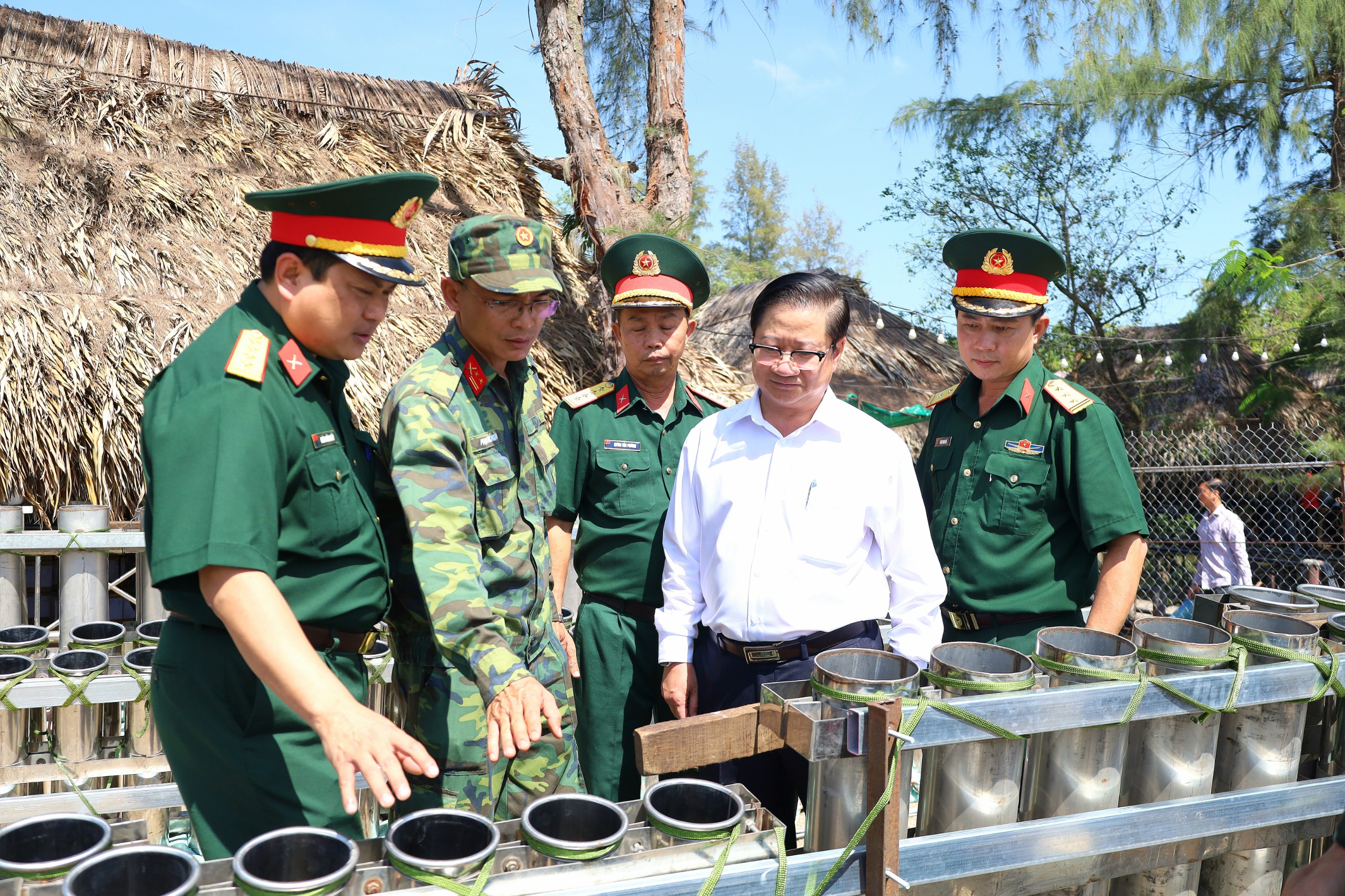 Ông Trần Việt Trường - Phó Bí thư Thành ủy, Chủ tịch UBND TP. Cần Thơ và Đại tá Chiêm Thống Nhất - UV BTV Thành ủy, Chỉ huy trưởng Bộ Chỉ huy Quân sự TP. Cần Thơ kiểm tra trận địa pháo hoa.