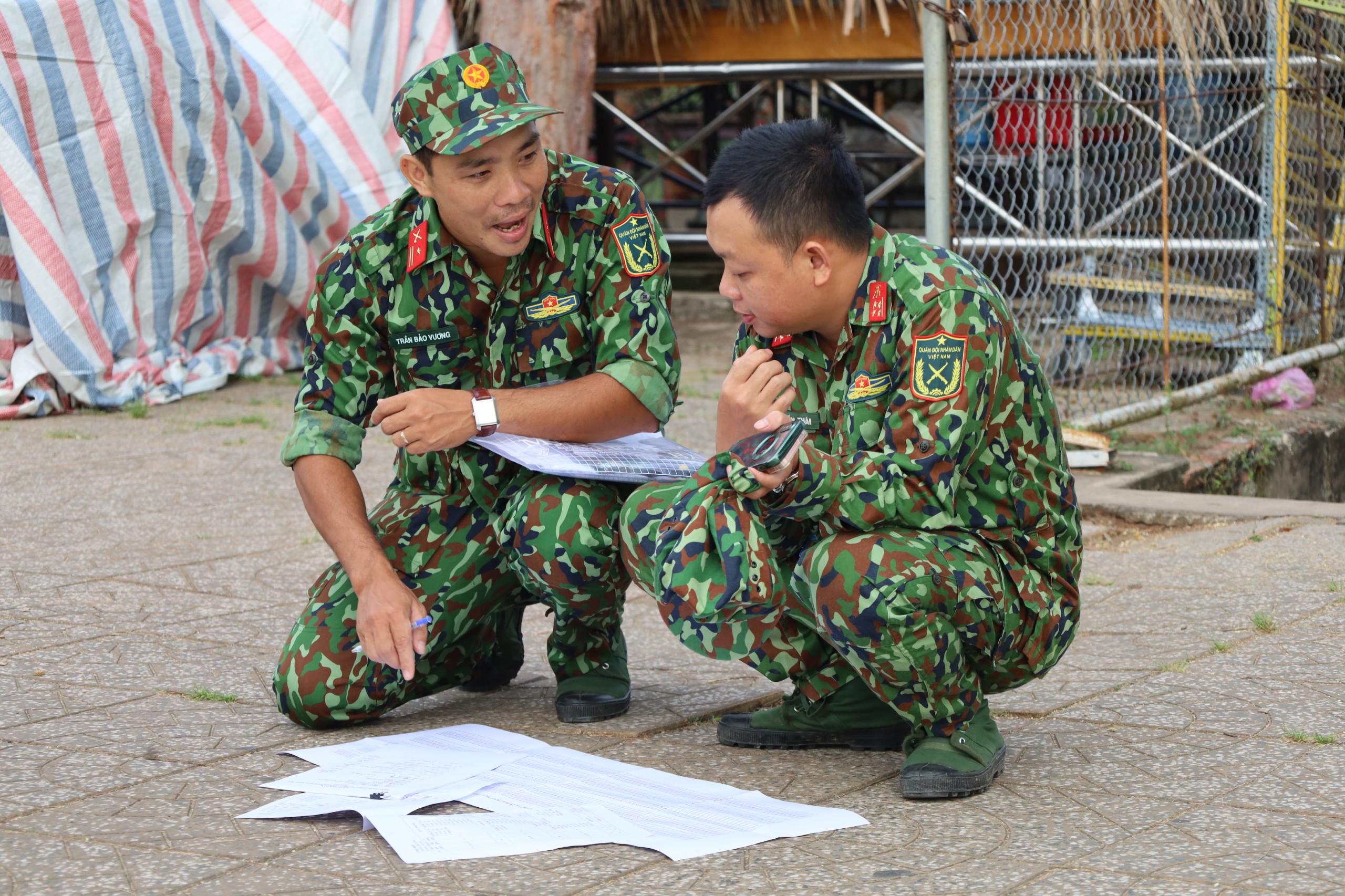 Trao đổi phương án trước khi thực hiện.